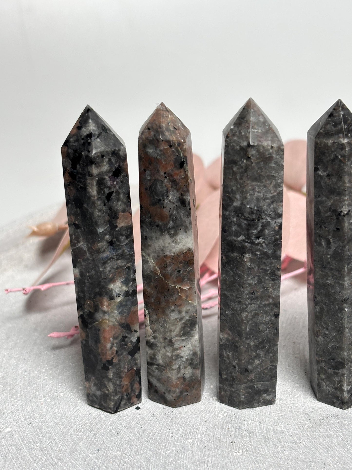 Yooperlite Turm ca. 8 x 1,8 cm  kleiner UV-aktiver Kristallturm, Yooperlite Fluoreszenz, Edelstein Turm, Naturstein Deko, Crystal Tower