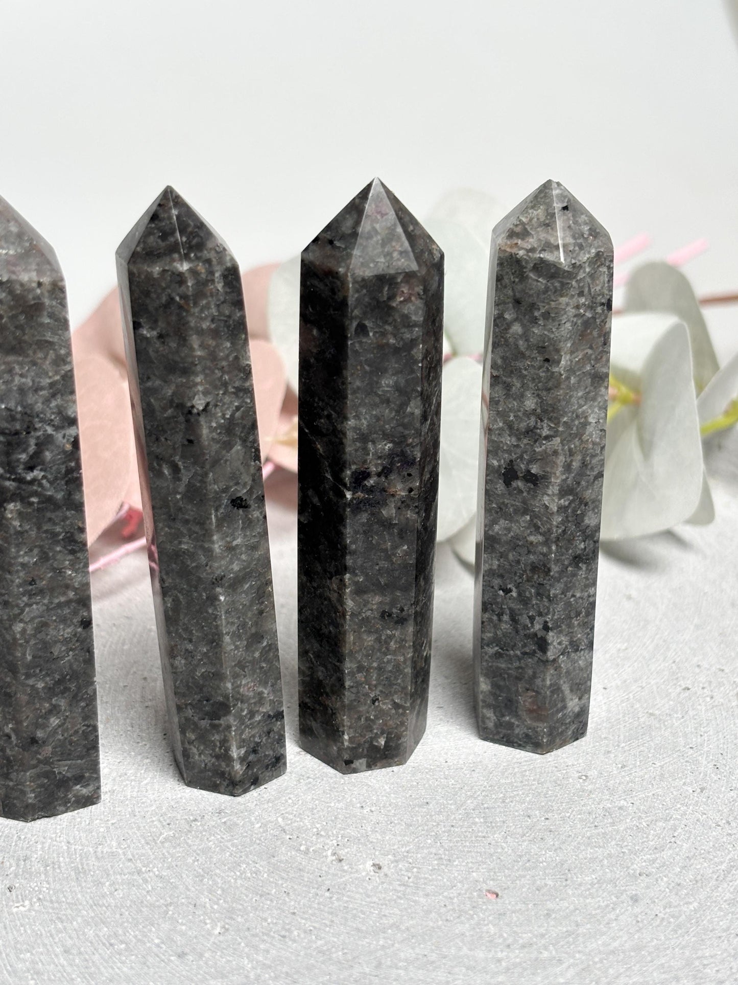 Yooperlite Turm ca. 8 x 1,8 cm  kleiner UV-aktiver Kristallturm, Yooperlite Fluoreszenz, Edelstein Turm, Naturstein Deko, Crystal Tower