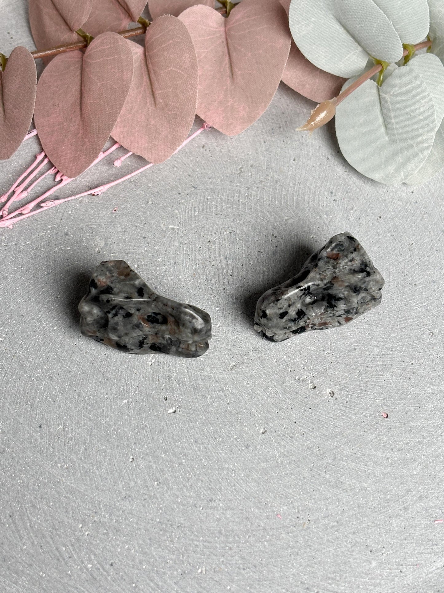 Yooperlite Dinosaurierkopf ca. 3,3 cm  UV-aktiver Kristallkopf, kleine Edelstein Figur, Naturstein Deko, Crystal Carving