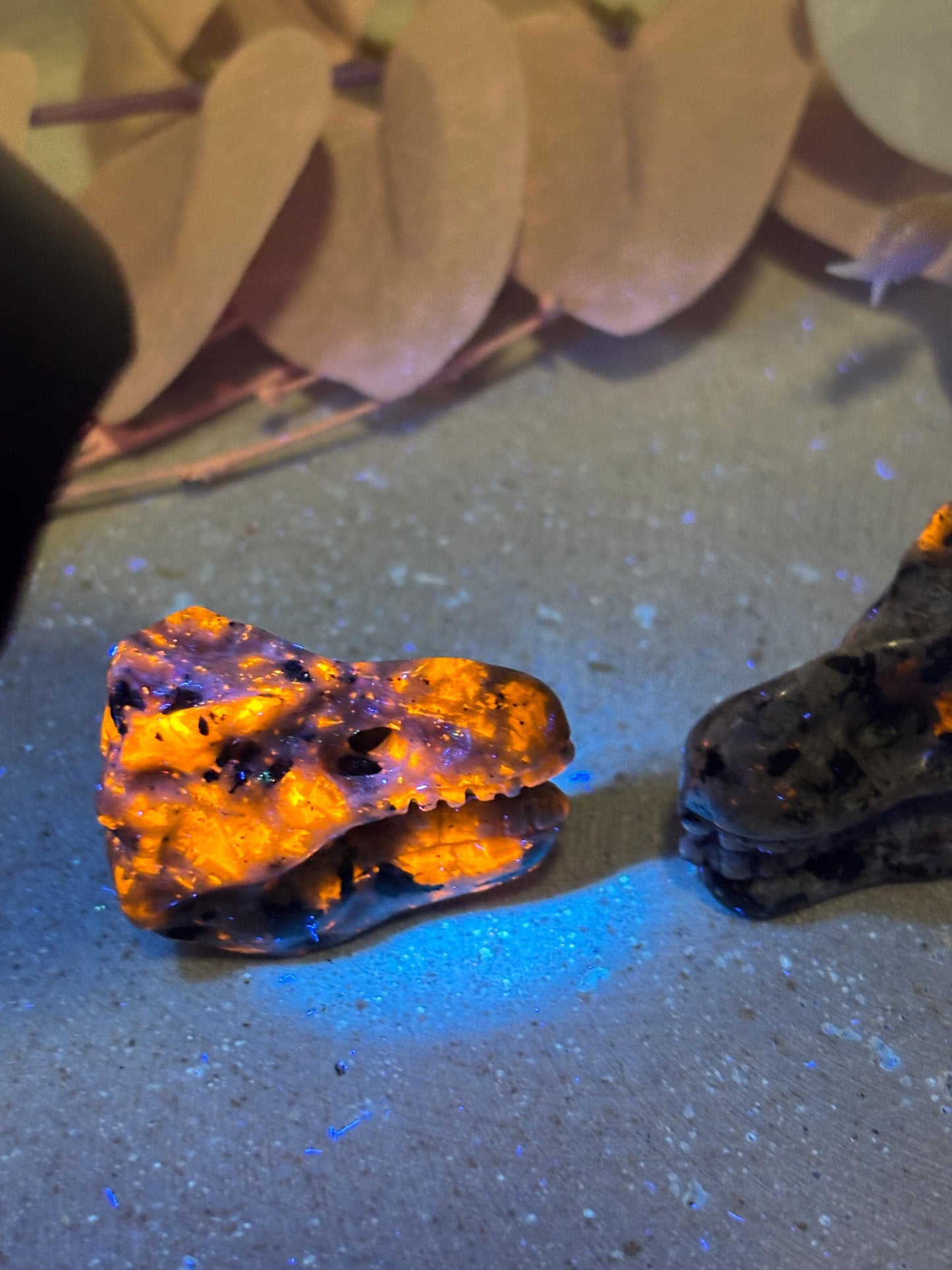 Yooperlite Dinosaurierkopf ca. 3,3 cm  UV-aktiver Kristallkopf, kleine Edelstein Figur, Naturstein Deko, Crystal Carving