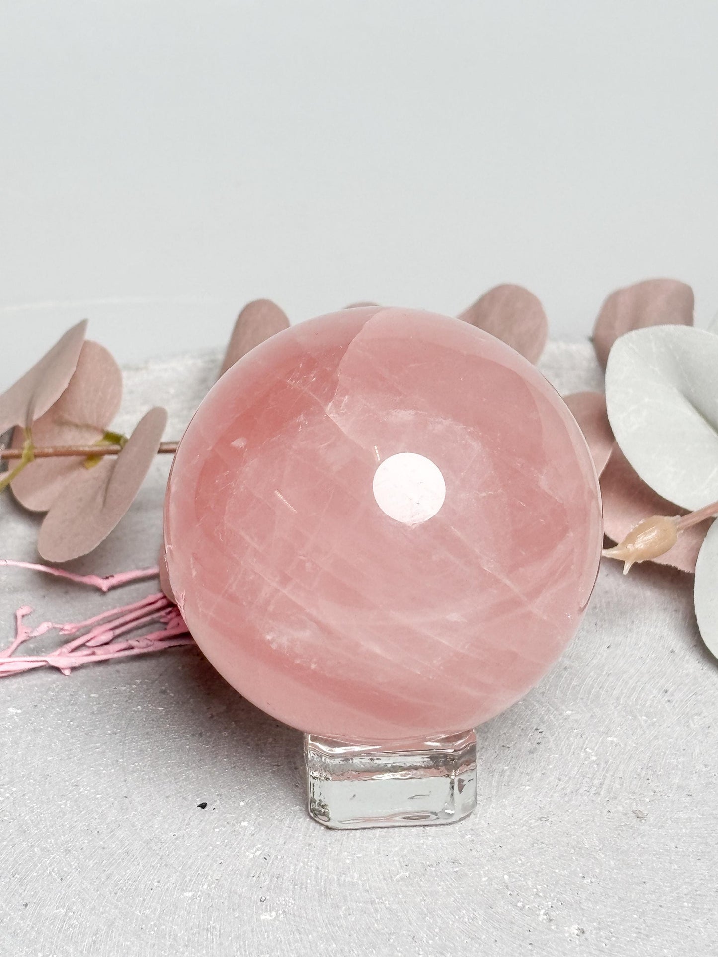 Rosenquarz Kugel ca. 6,3 cm 358 g  Kristallkugel mit Schimmer und kleinen Regenbögen, Edelstein Kugel, Naturstein Sphere