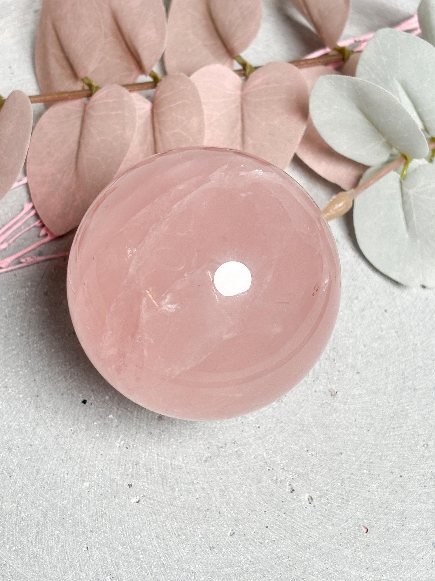 Rosenquarz Kugel ca. 6,3 cm 358 g  Kristallkugel mit Schimmer und kleinen Regenbögen, Edelstein Kugel, Naturstein Sphere