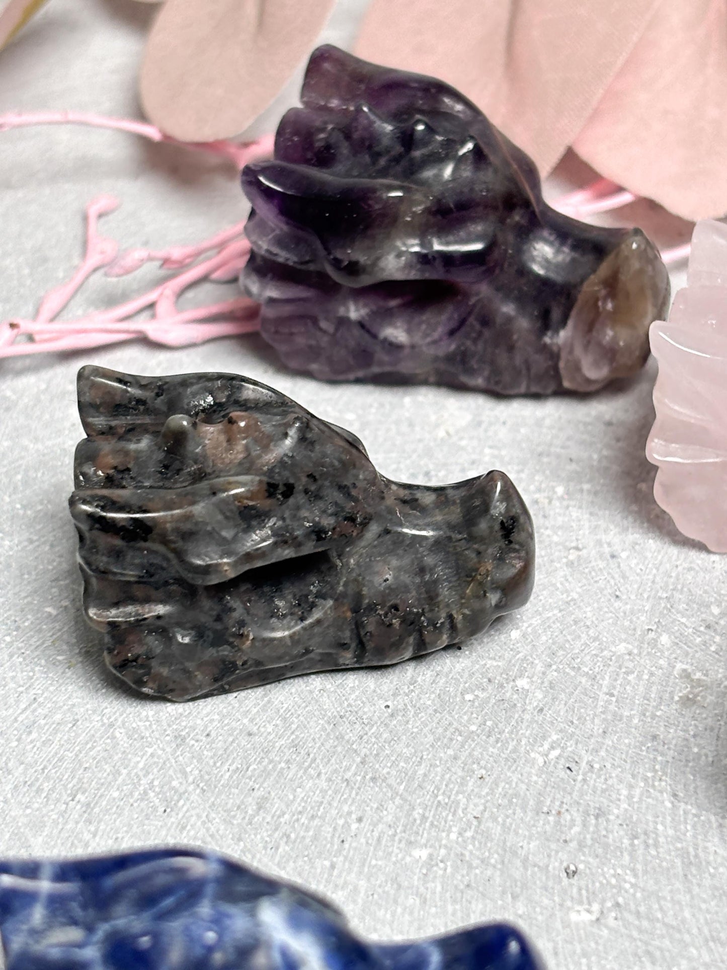 Drachenkopf Carving ca. 3,3 cm  kleine Kristallfigur in Yooperlite, Sodalit, Rosenquarz, Amethyst oder Aventurin, Crystal Dragon Head