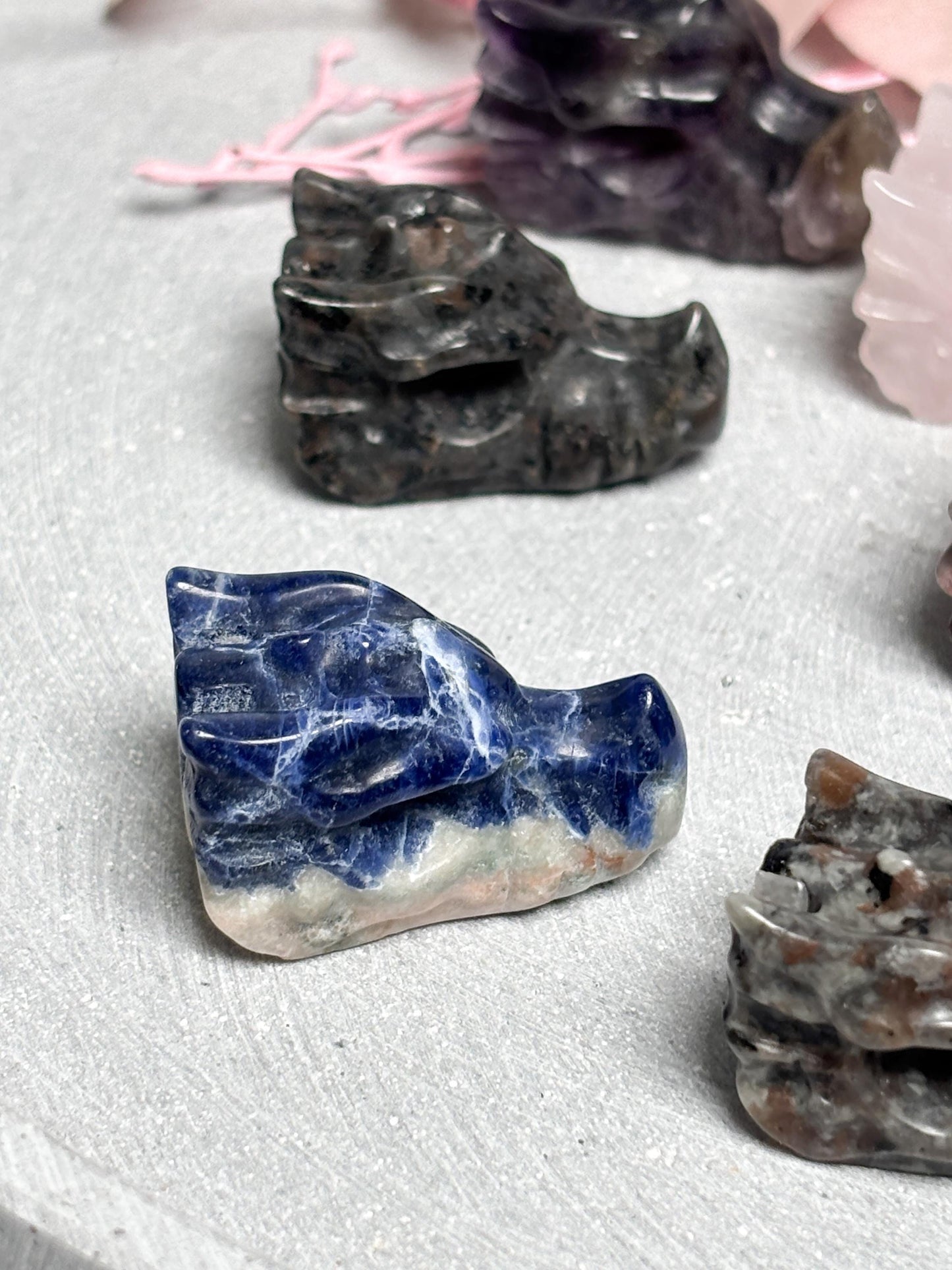 Drachenkopf Carving ca. 3,3 cm  kleine Kristallfigur in Yooperlite, Sodalit, Rosenquarz, Amethyst oder Aventurin, Crystal Dragon Head