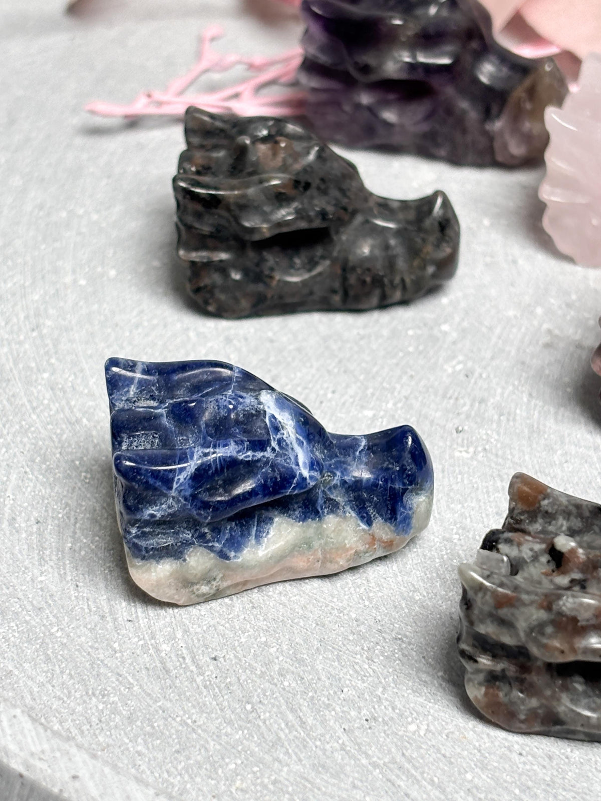 Drachenkopf Carving ca. 3,3 cm  kleine Kristallfigur in Yooperlite, Sodalit, Rosenquarz, Amethyst oder Aventurin, Crystal Dragon Head