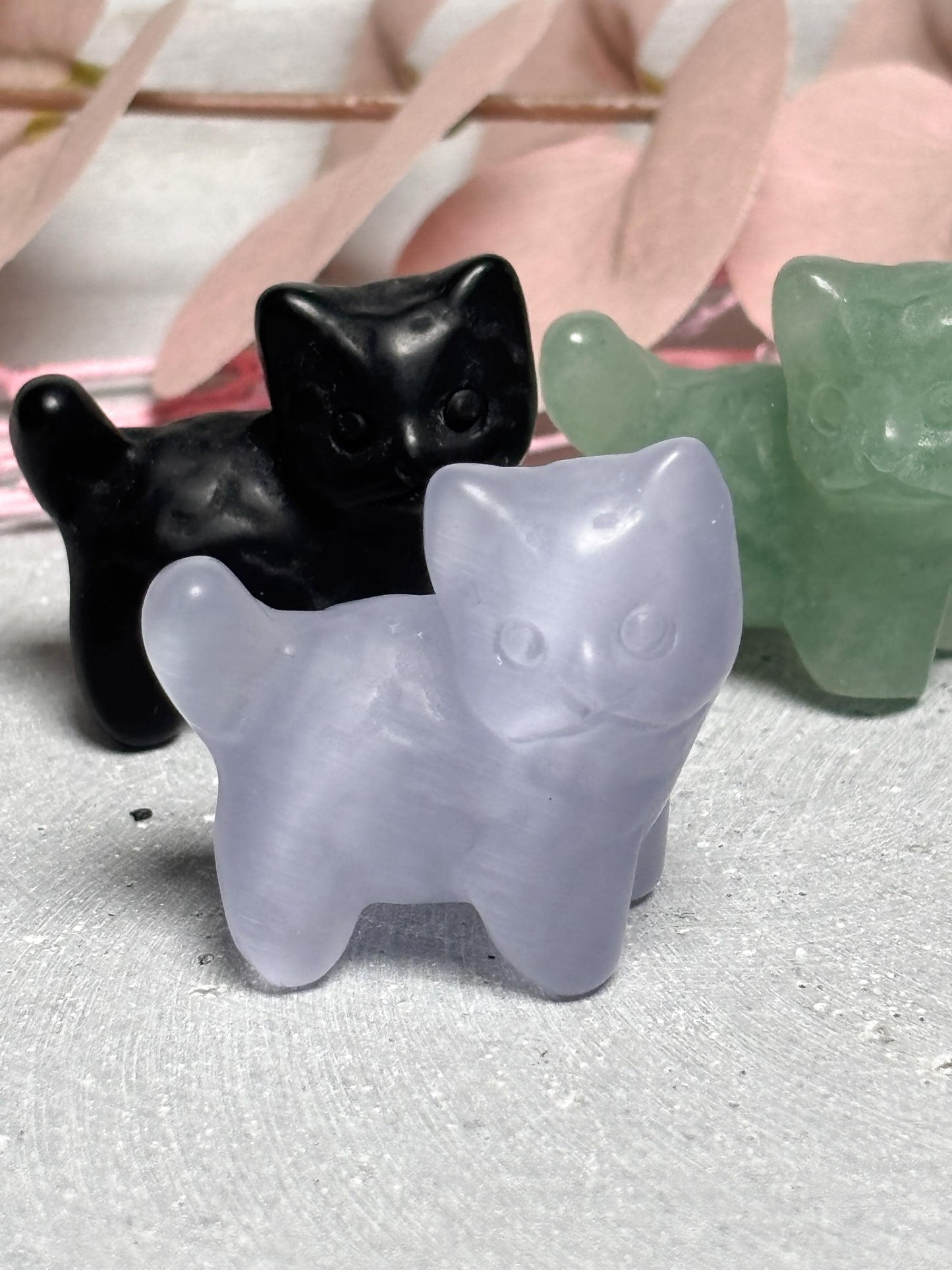 Katzen Carving ca. 3,4 cm  kleine Katzenfigur in Obsidian, grünem Aventurin oder lila Katzenauge, Kristallfigur, Crystal Cat