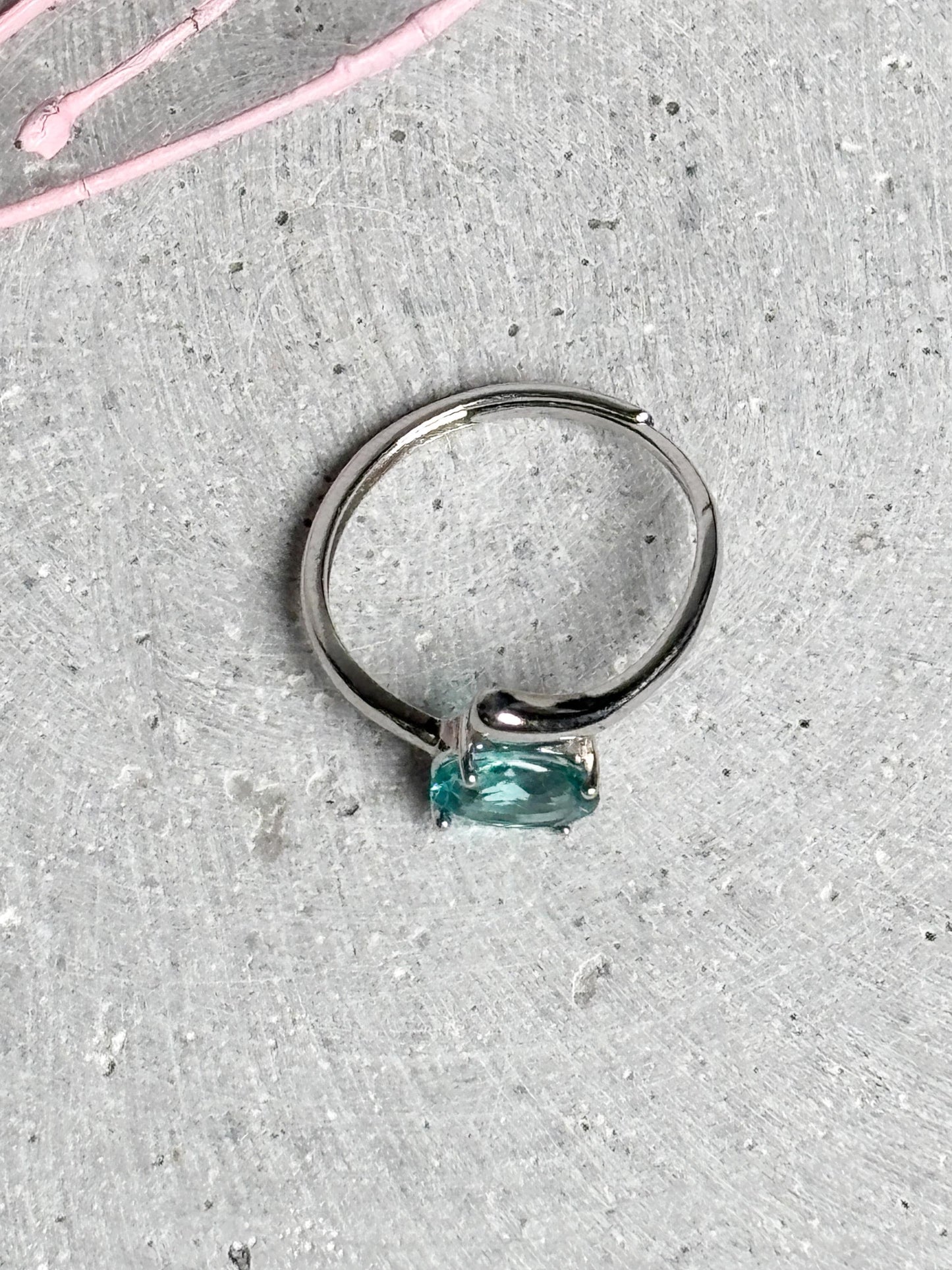 Edelstahlring mit ovalem Apatitstein  größenverstellbarer Ring  türkisblauer Kristallring  Edelstahl Schmuck