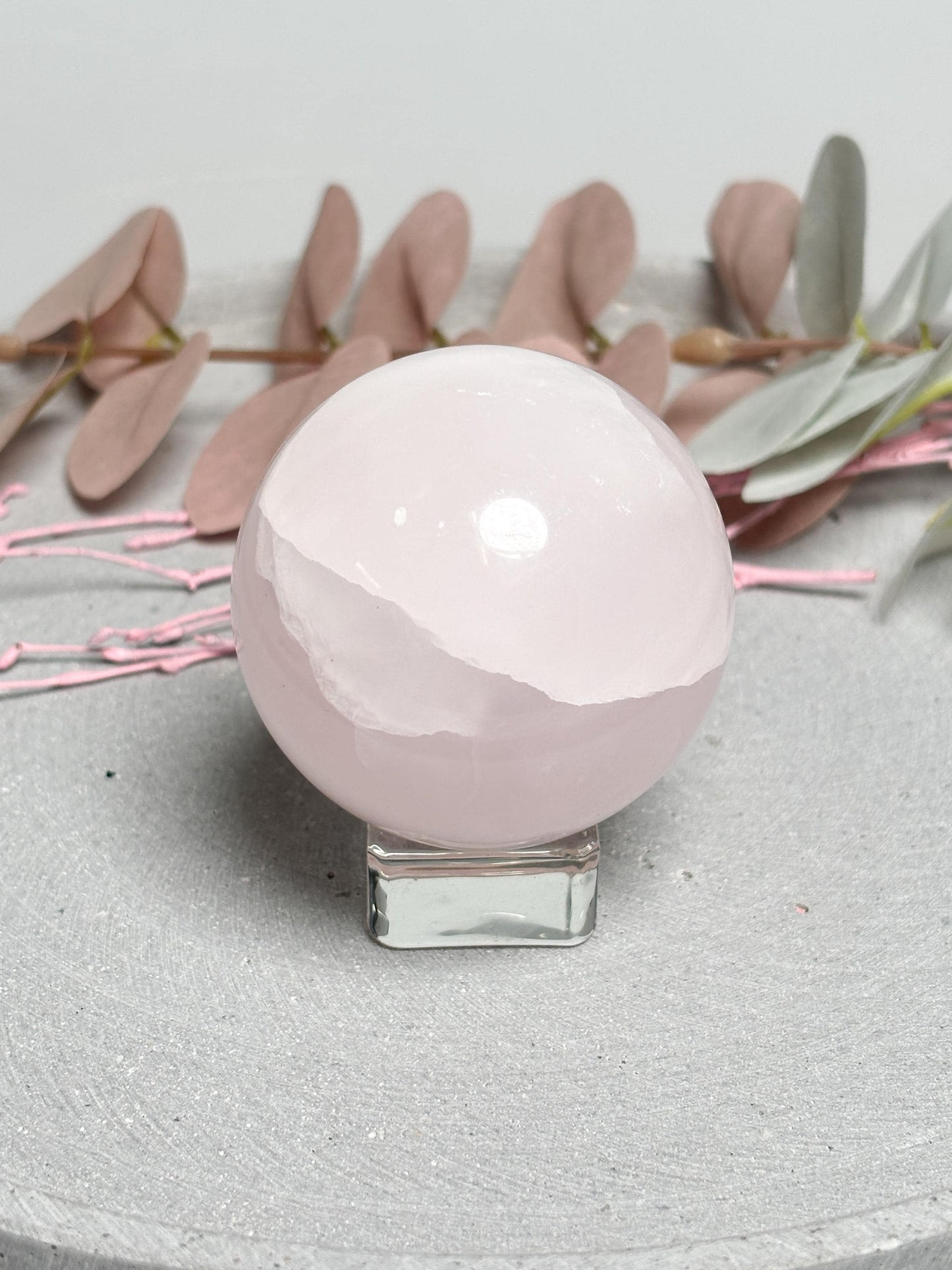 Pink Calcit Kugel 5,8cm  UV-reaktive Kristallkugel  fluoreszierender Calcit  runde Deko Kugel aus Naturstein