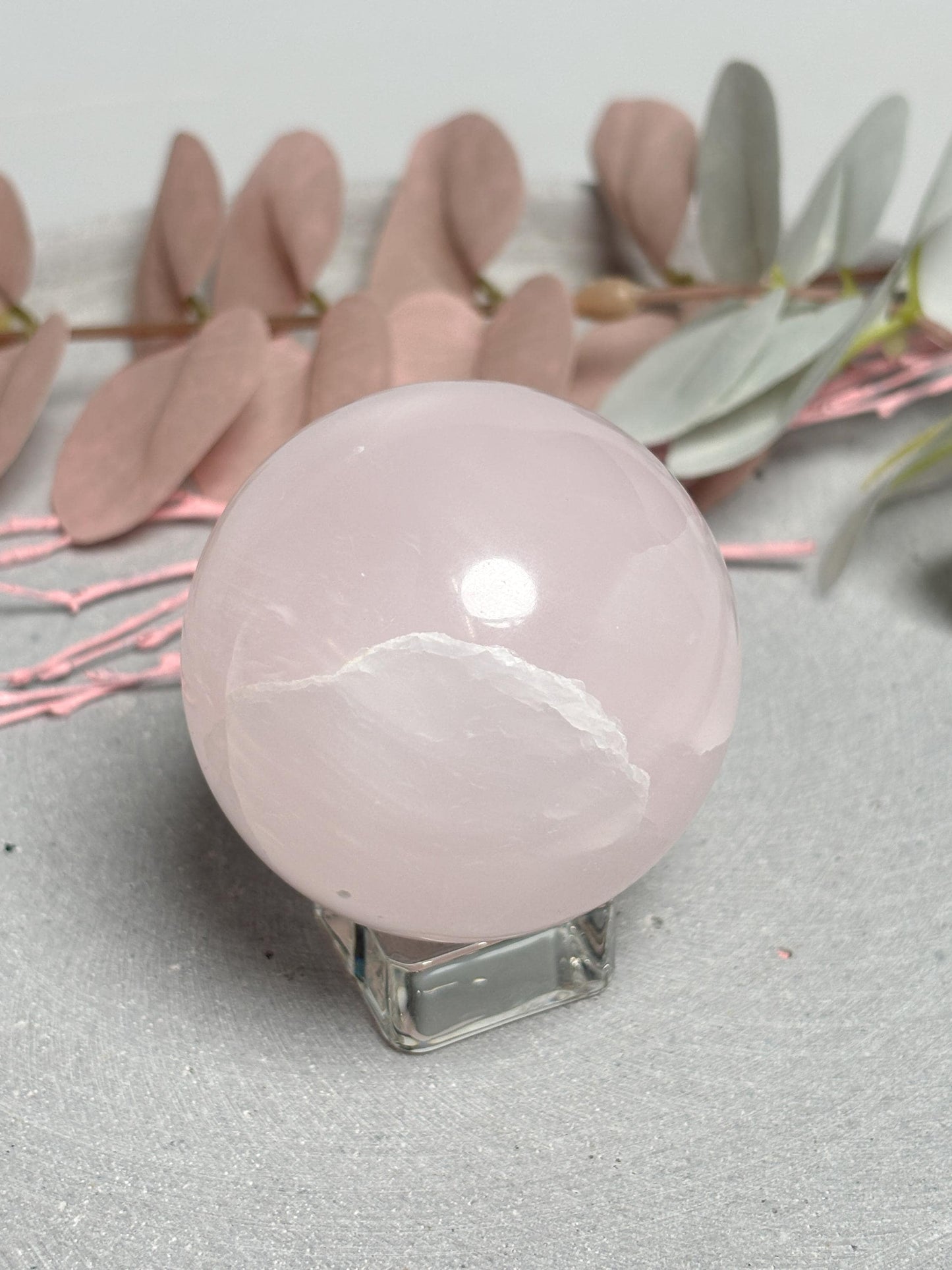 Pink Calcit Kugel 5,8cm  UV-reaktive Kristallkugel  fluoreszierender Calcit  runde Deko Kugel aus Naturstein