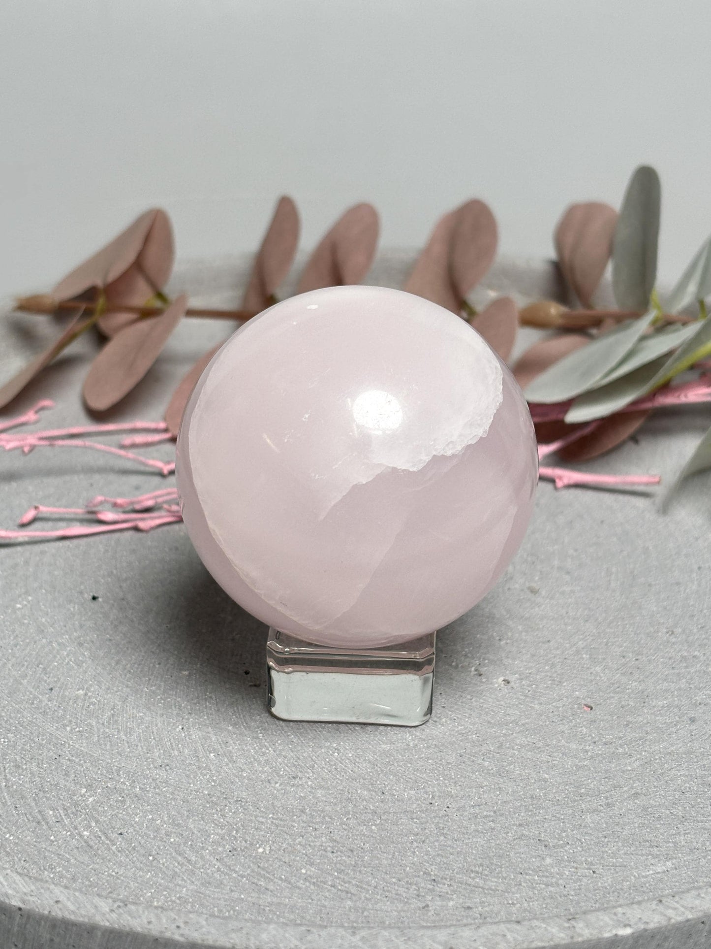 Pink Calcit Kugel 5,8cm  UV-reaktive Kristallkugel  fluoreszierender Calcit  runde Deko Kugel aus Naturstein