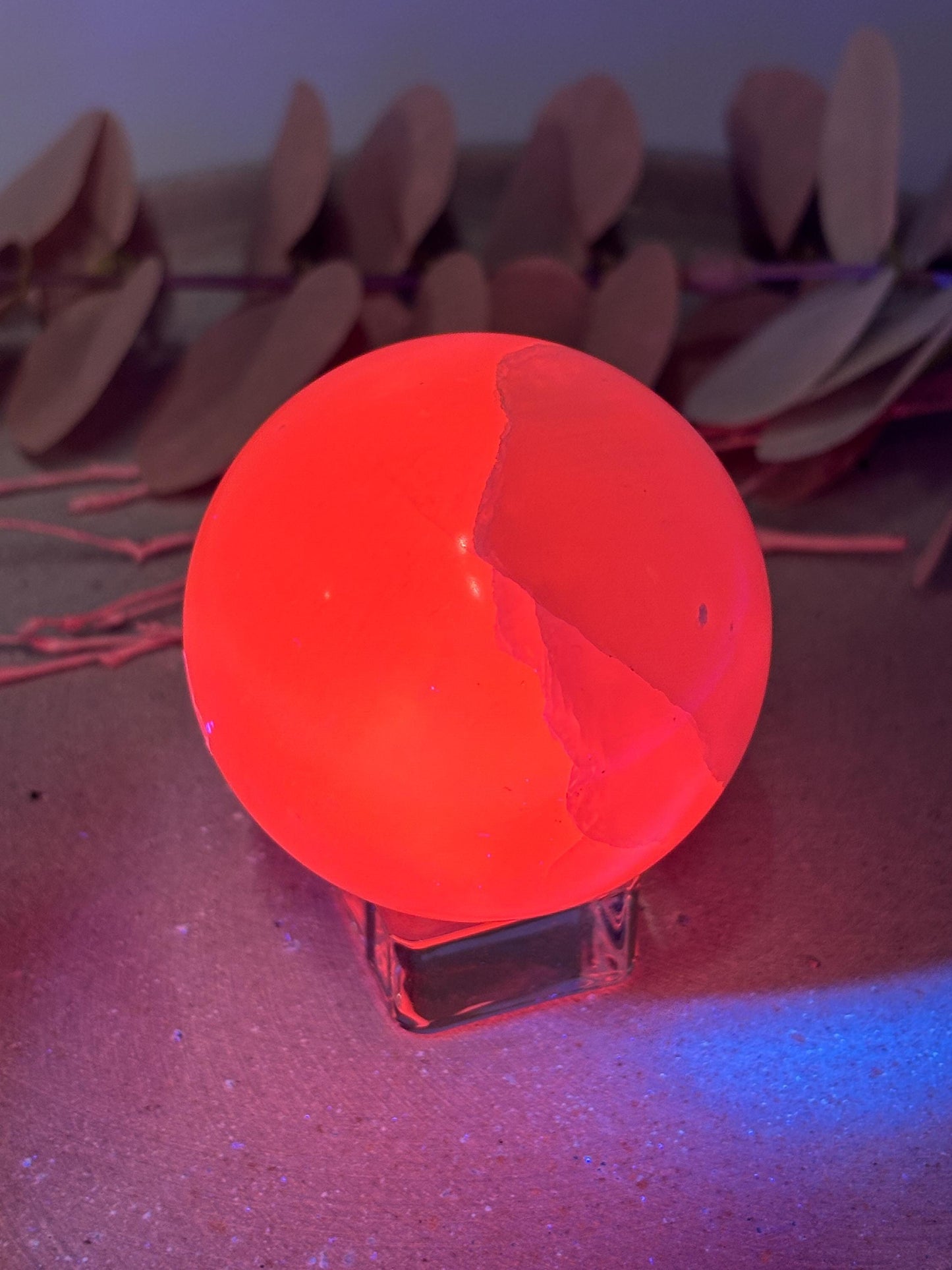 Pink Calcit Kugel 5,8cm  UV-reaktive Kristallkugel  fluoreszierender Calcit  runde Deko Kugel aus Naturstein