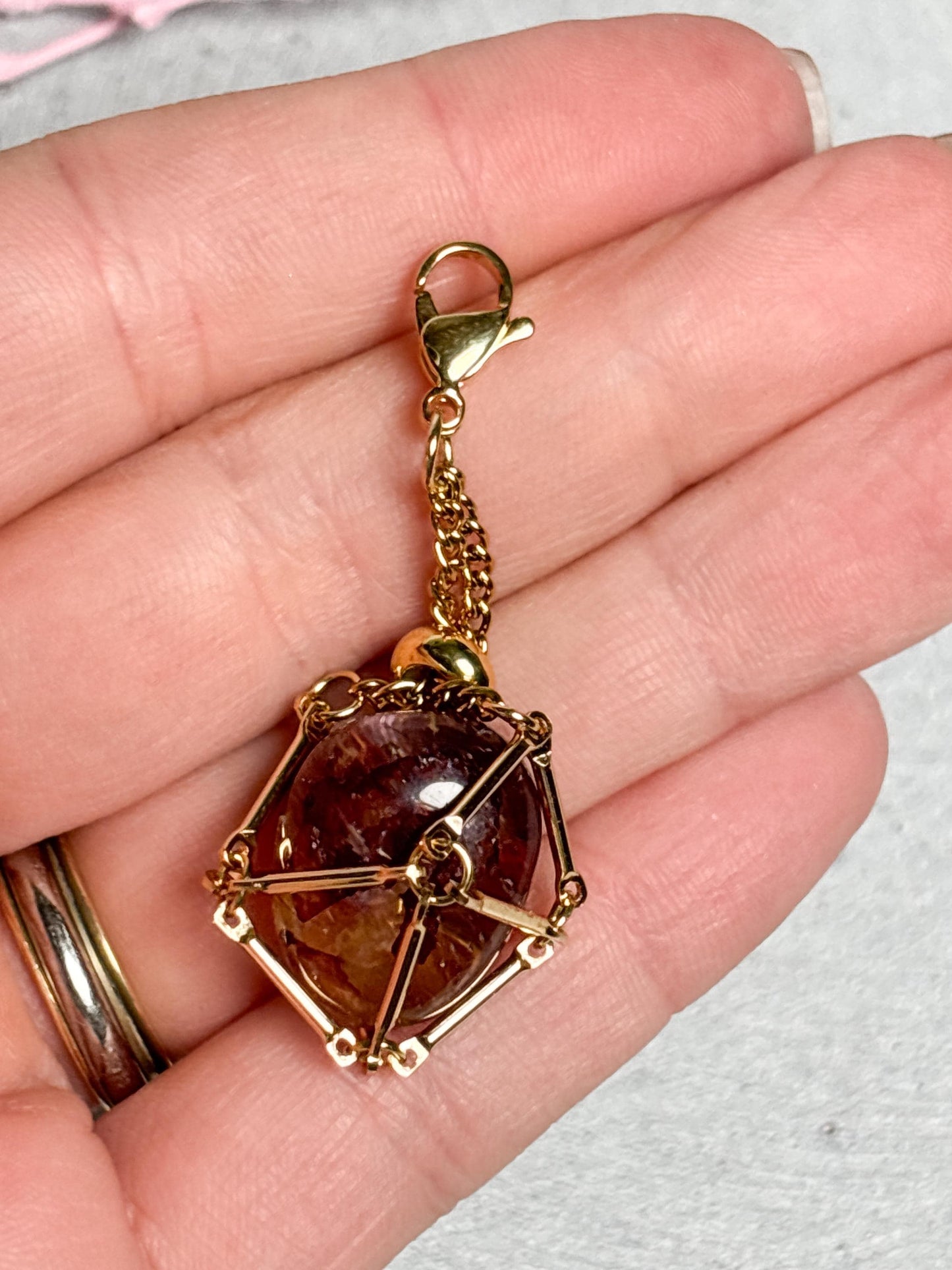 Netzanhänger Gold ca. 2,2 cm  Crystal Cage für kleine Trommelsteine, goldfarbener Kristallhalter, Anhänger für Steine