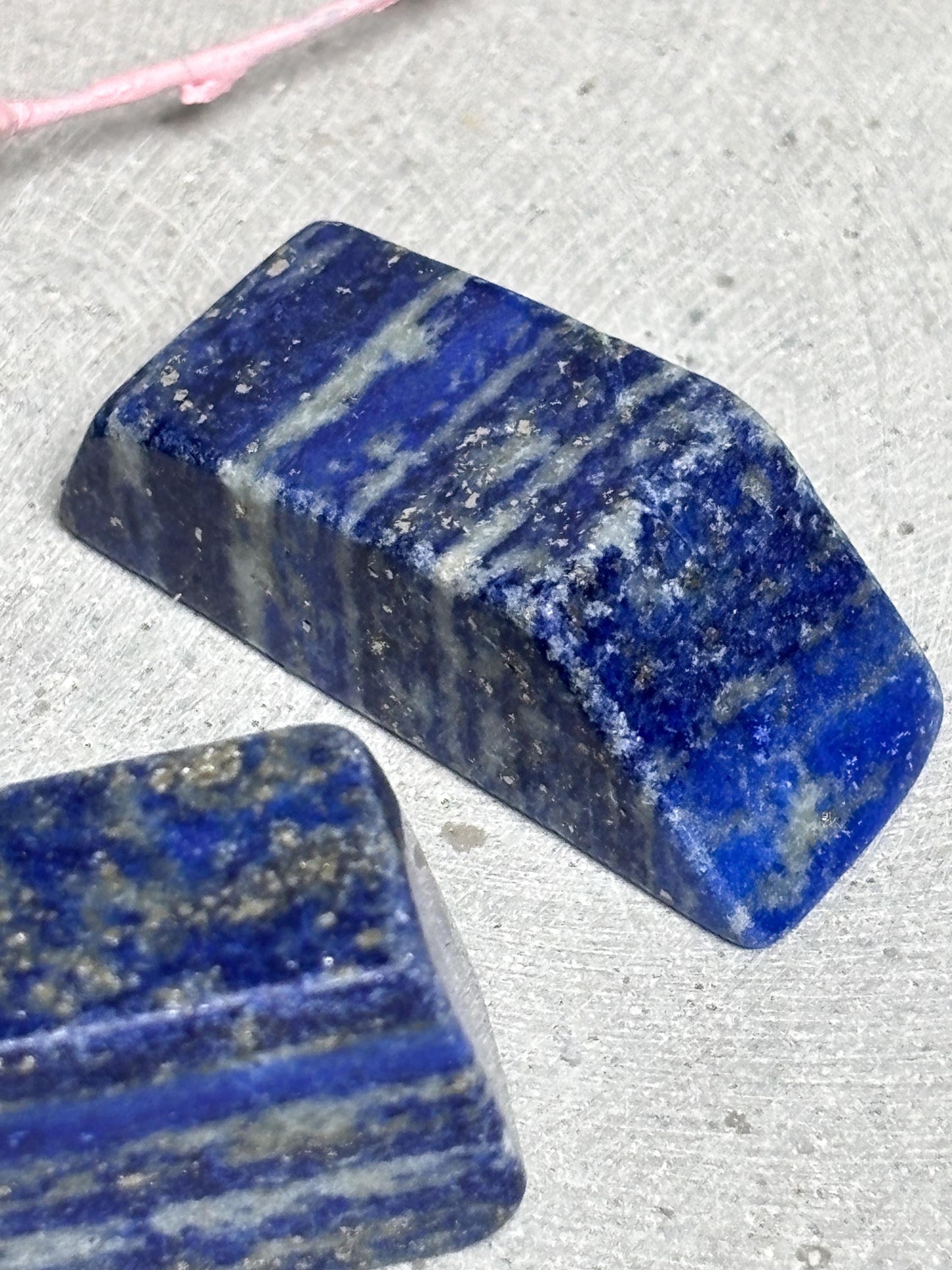 Lapislazuli Würfel | kleiner Naturstein Cube | blau-goldener Lapislazuli Kristall | Deko Würfel Stein | ca. 3,8 cm