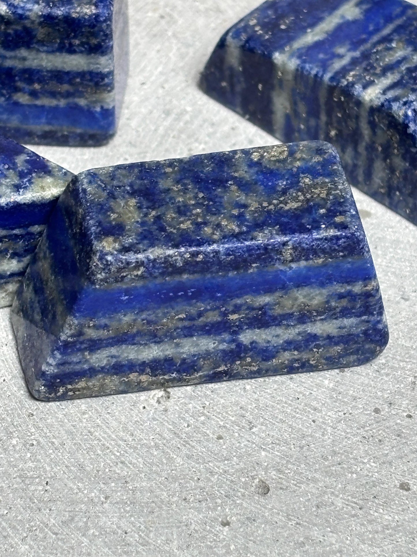 Lapislazuli Würfel | kleiner Naturstein Cube | blau-goldener Lapislazuli Kristall | Deko Würfel Stein | ca. 3,8 cm