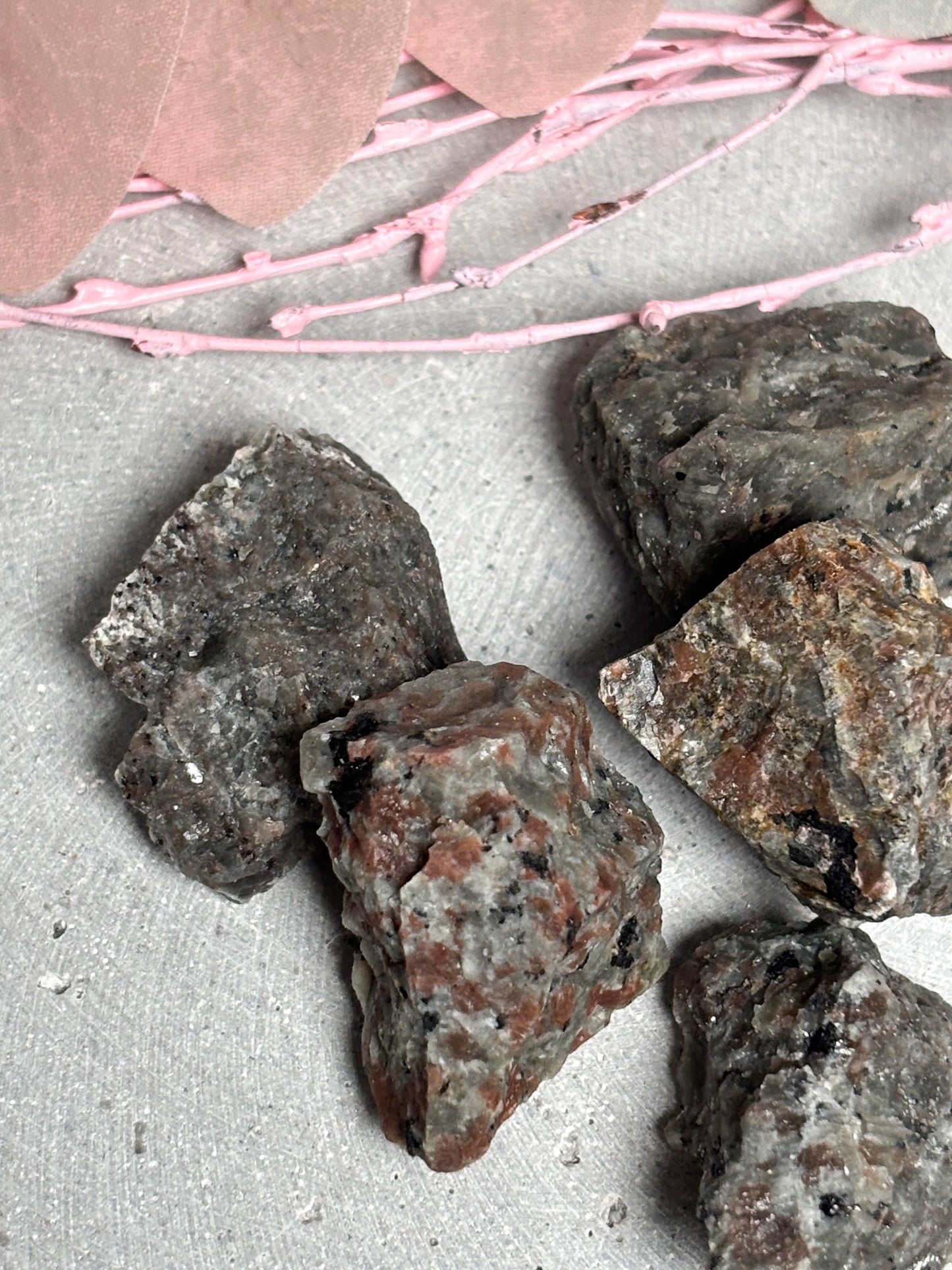 Yooperlite Rohsteine ca. 3 cm  UV reaktive Steine  Yooperlite Stück  fluoreszierender Naturstein  Deko Rohstein