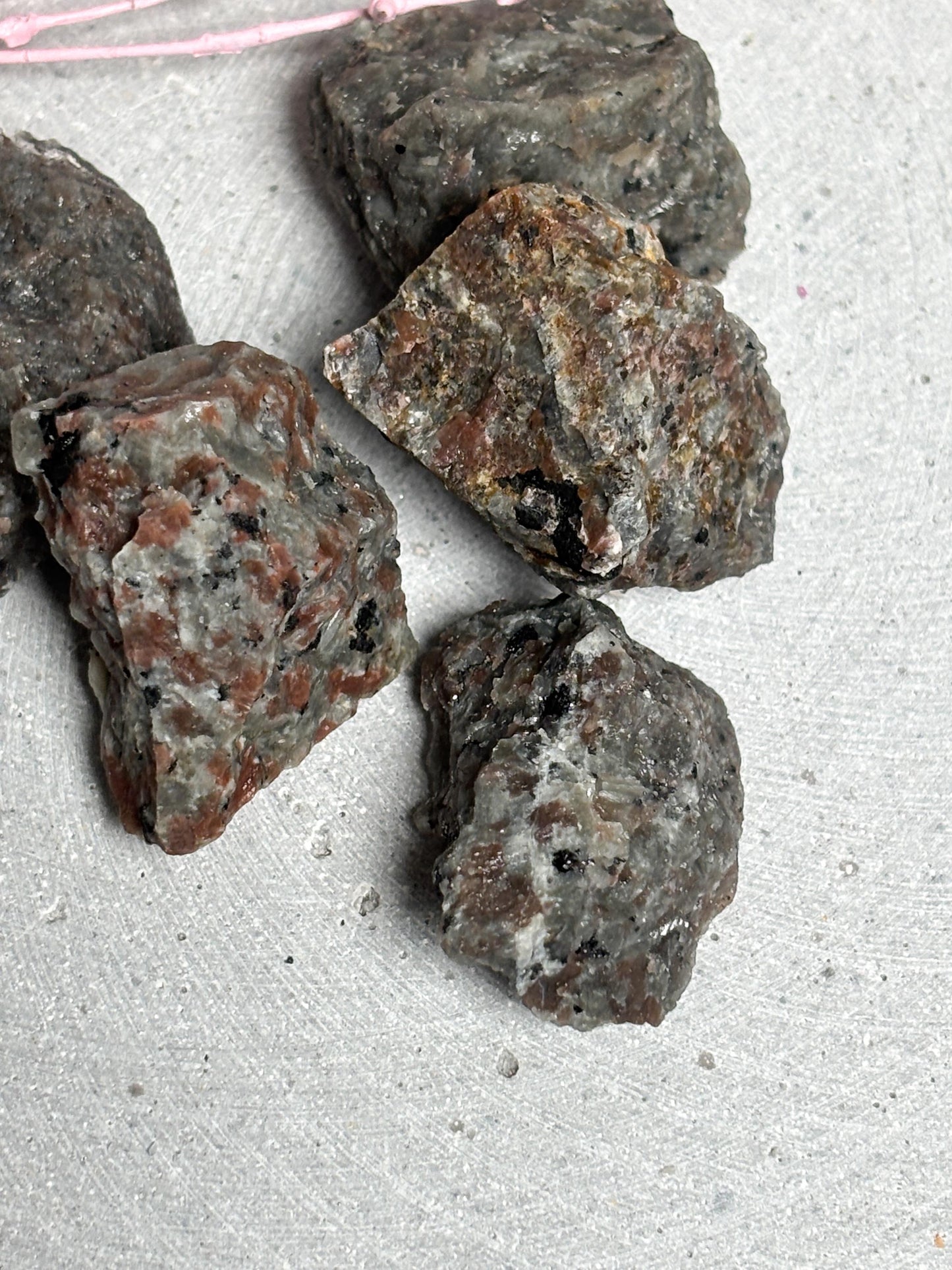 Yooperlite Rohsteine ca. 3 cm  UV reaktive Steine  Yooperlite Stück  fluoreszierender Naturstein  Deko Rohstein