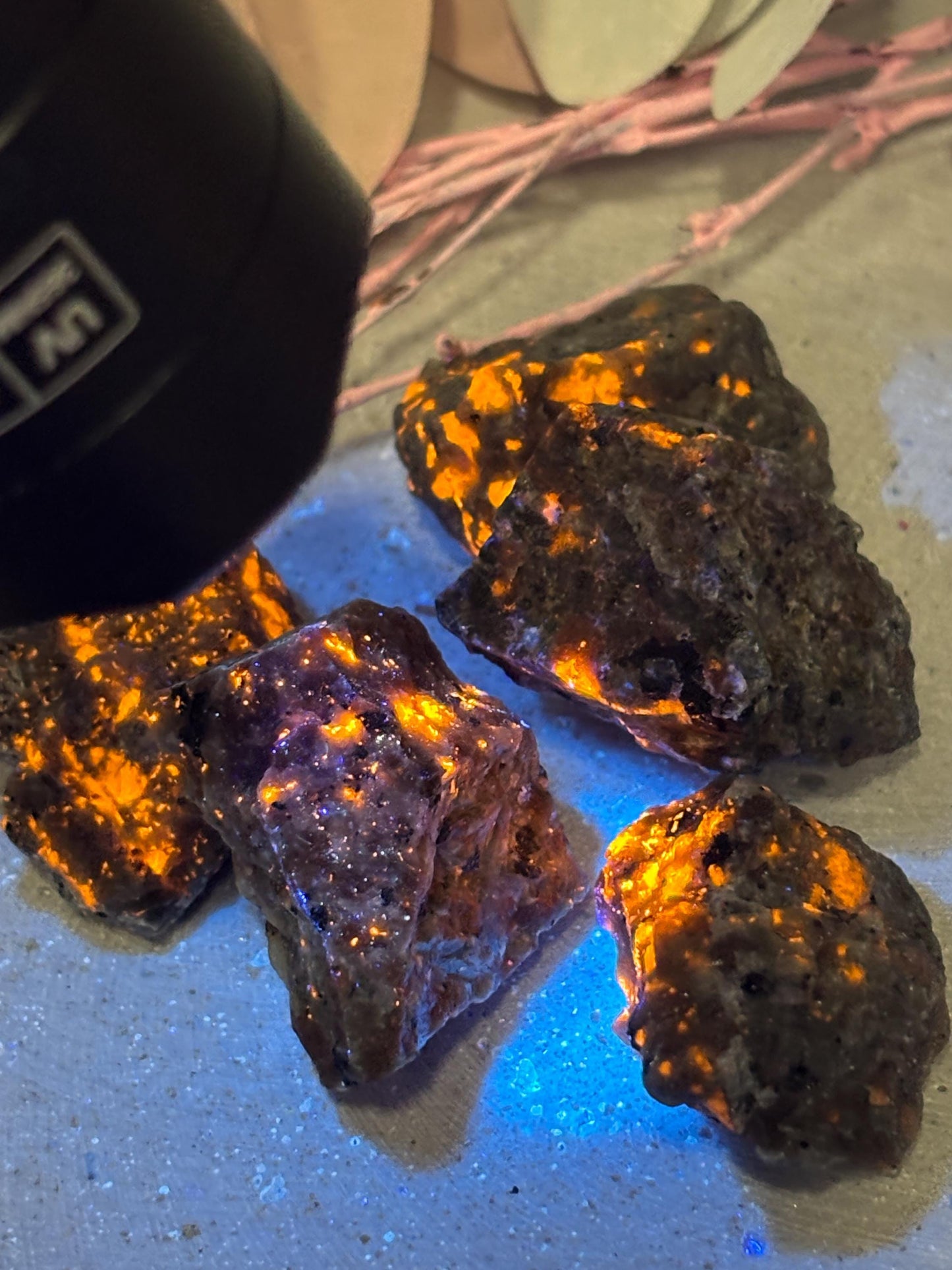 Yooperlite Rohsteine ca. 3 cm  UV reaktive Steine  Yooperlite Stück  fluoreszierender Naturstein  Deko Rohstein