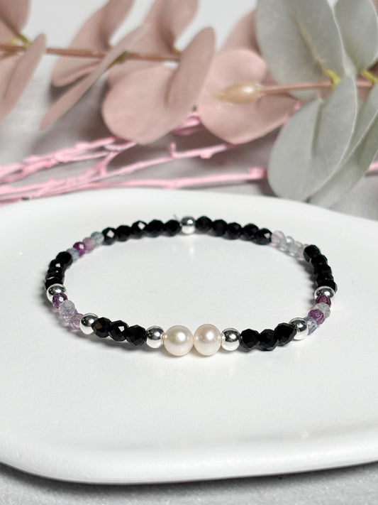 Elastisches Perlenarmband mit Fluorit 3 mm & Turmalin 4 mm facetiert  Süßwasserperlen, silberfarbene Metallelemente