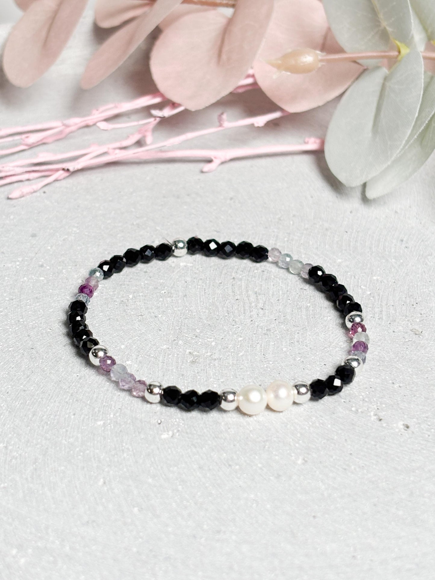 Elastisches Perlenarmband mit Fluorit 3 mm & Turmalin 4 mm facetiert  Süßwasserperlen, silberfarbene Metallelemente