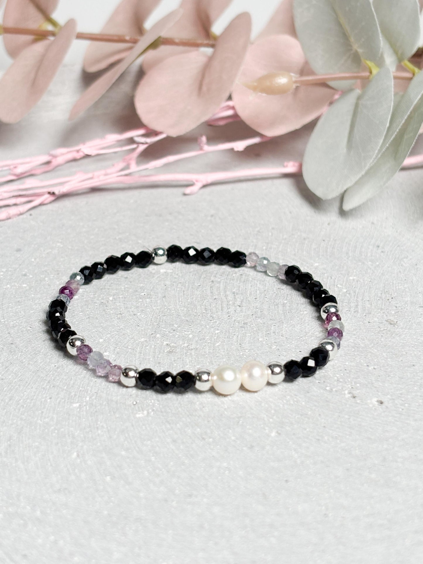 Elastisches Perlenarmband mit Fluorit 3 mm & Turmalin 4 mm facetiert  Süßwasserperlen, silberfarbene Metallelemente