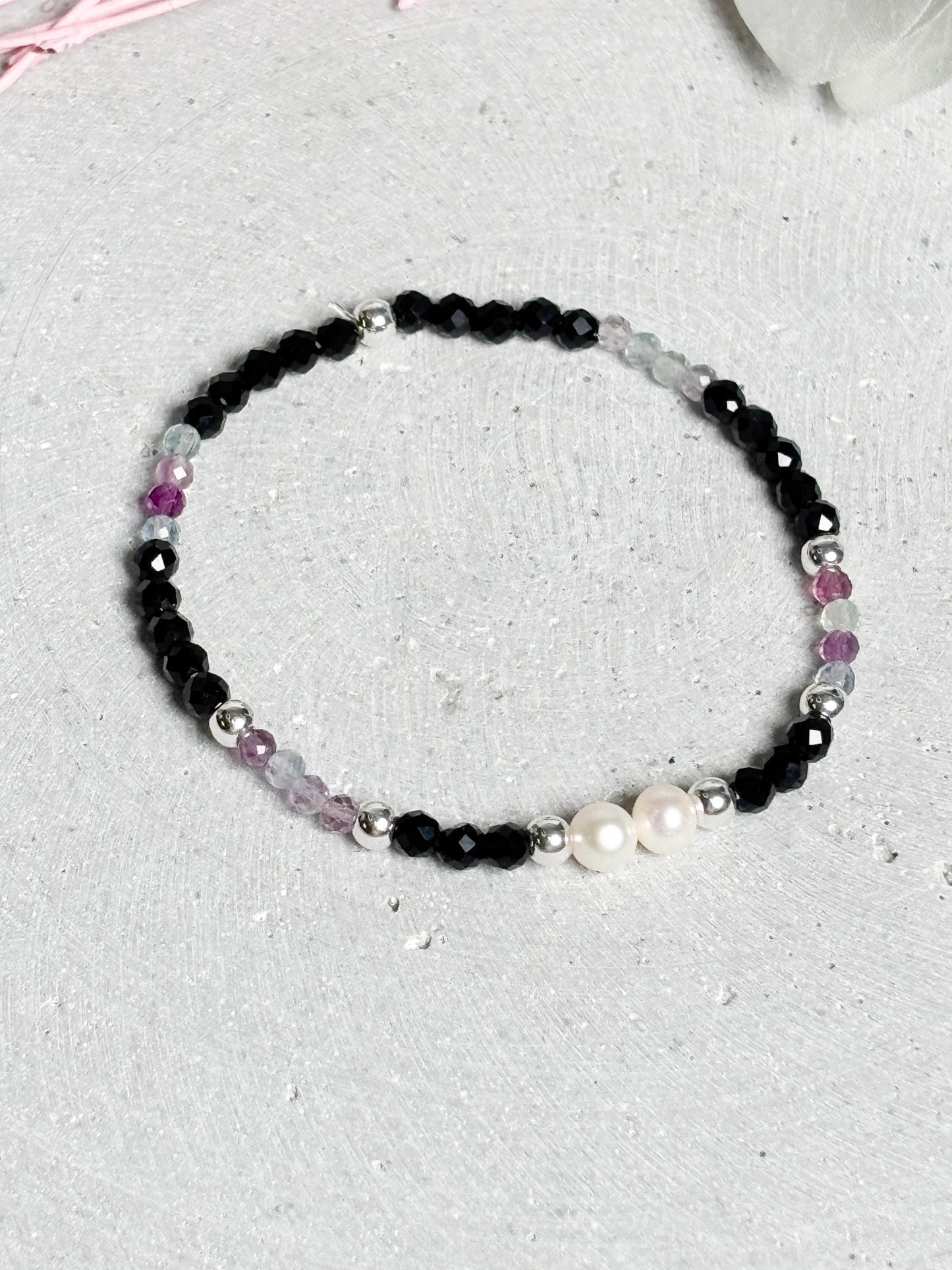 Elastisches Perlenarmband mit Fluorit 3 mm & Turmalin 4 mm facetiert  Süßwasserperlen, silberfarbene Metallelemente