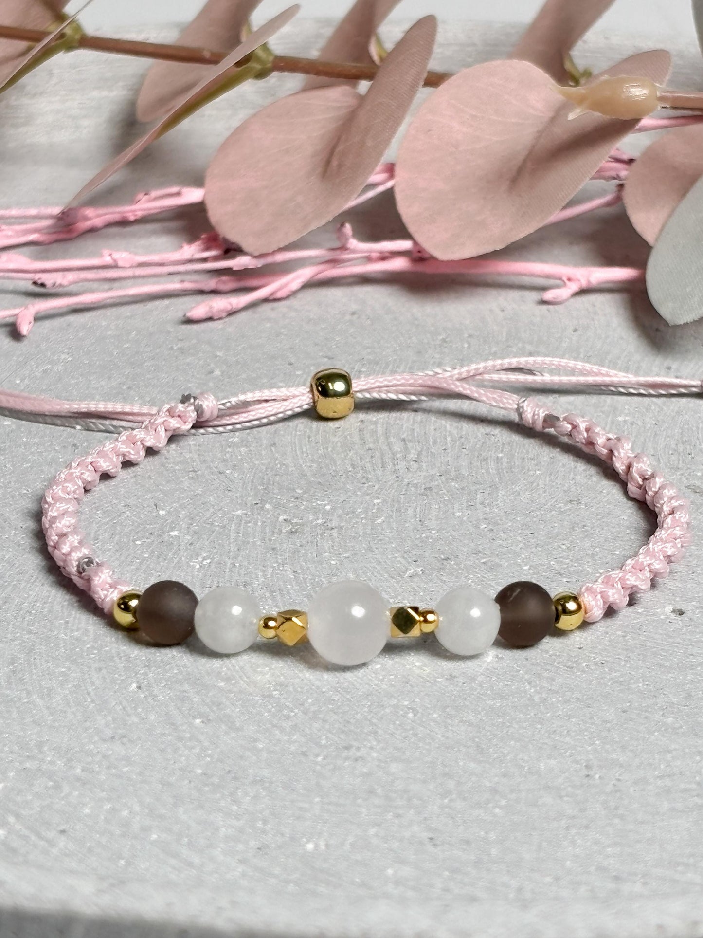 Makrameearmband mit Schiebeverschluss aus Pink Calcit, Mondstein und mattem Rauchquarz, rosa Band