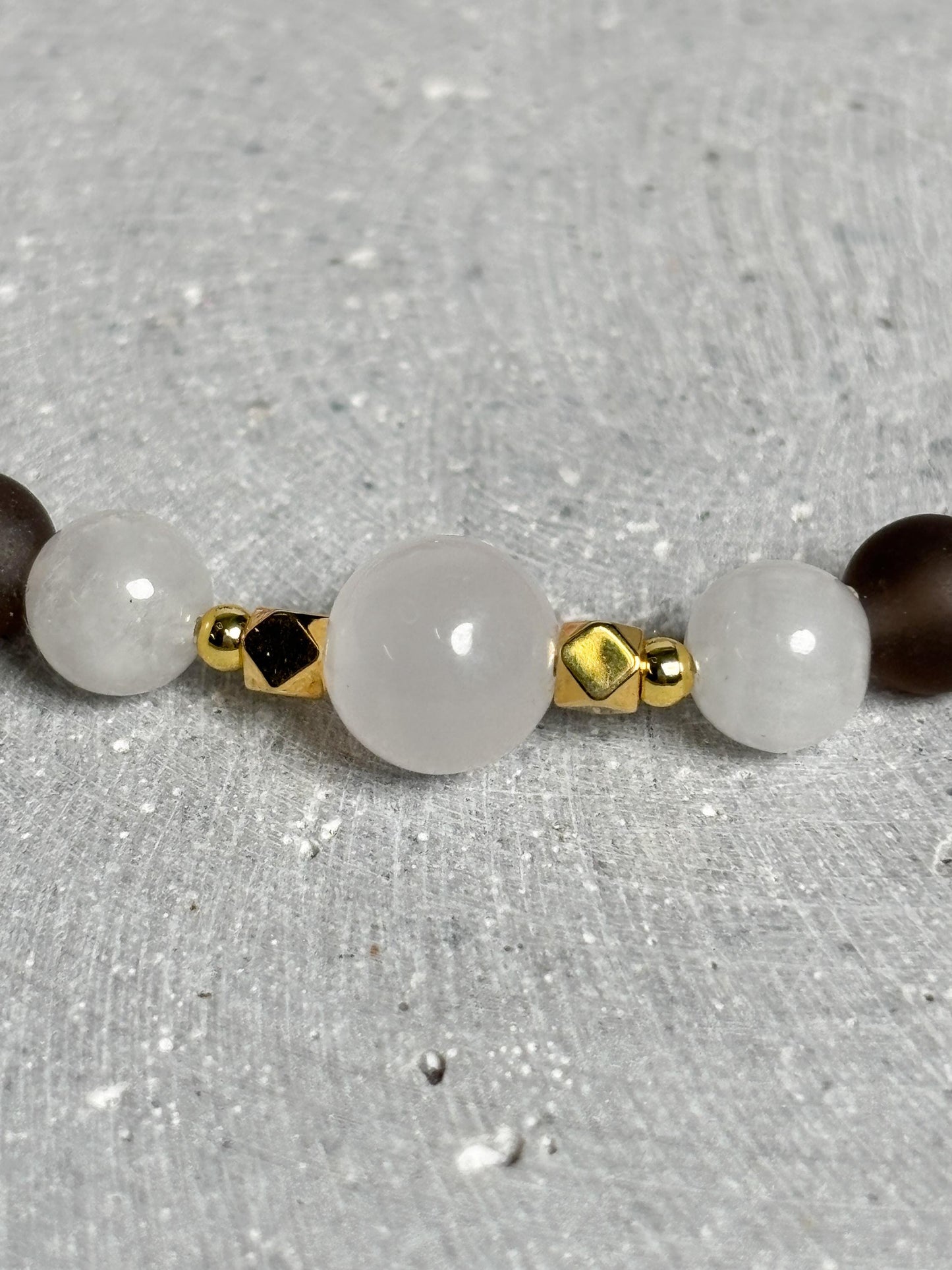 Makrameearmband mit Schiebeverschluss aus Pink Calcit, Mondstein und mattem Rauchquarz, rosa Band