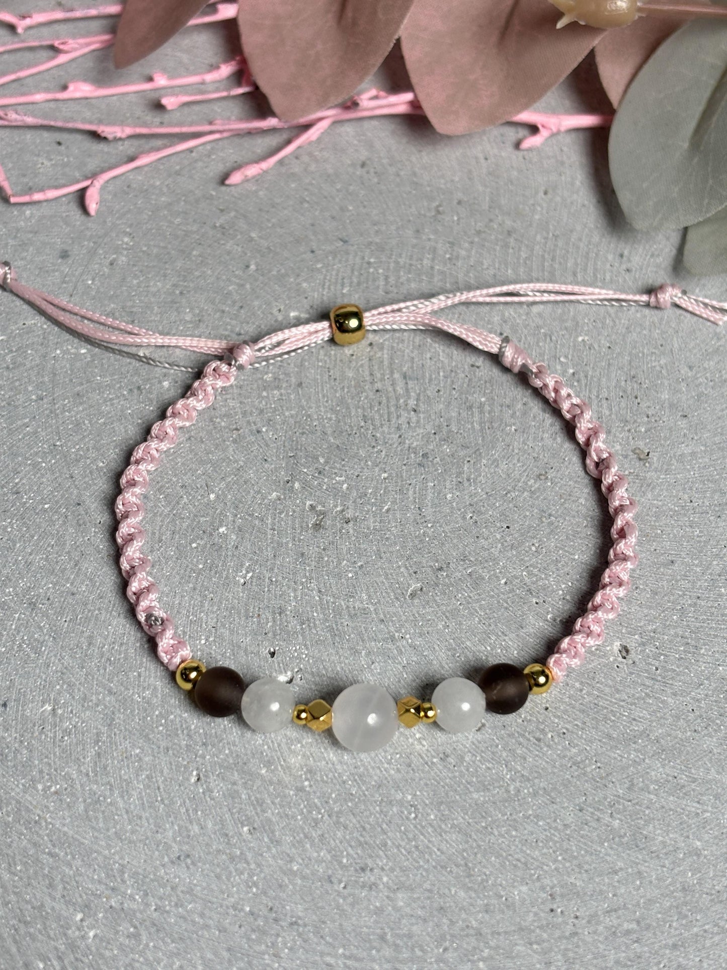 Makrameearmband mit Schiebeverschluss aus Pink Calcit, Mondstein und mattem Rauchquarz, rosa Band