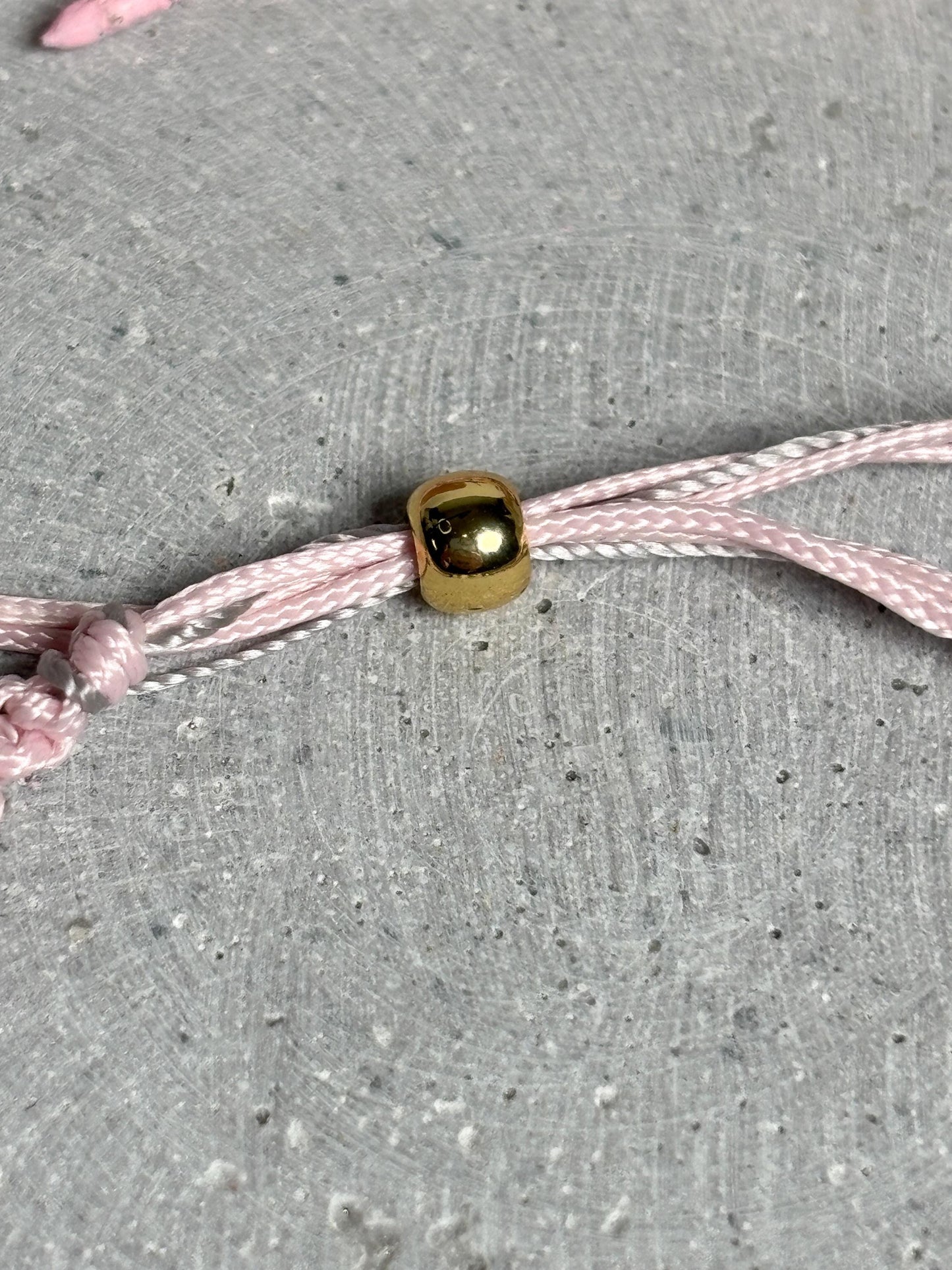 Makrameearmband mit Schiebeverschluss aus Pink Calcit, Mondstein und mattem Rauchquarz, rosa Band