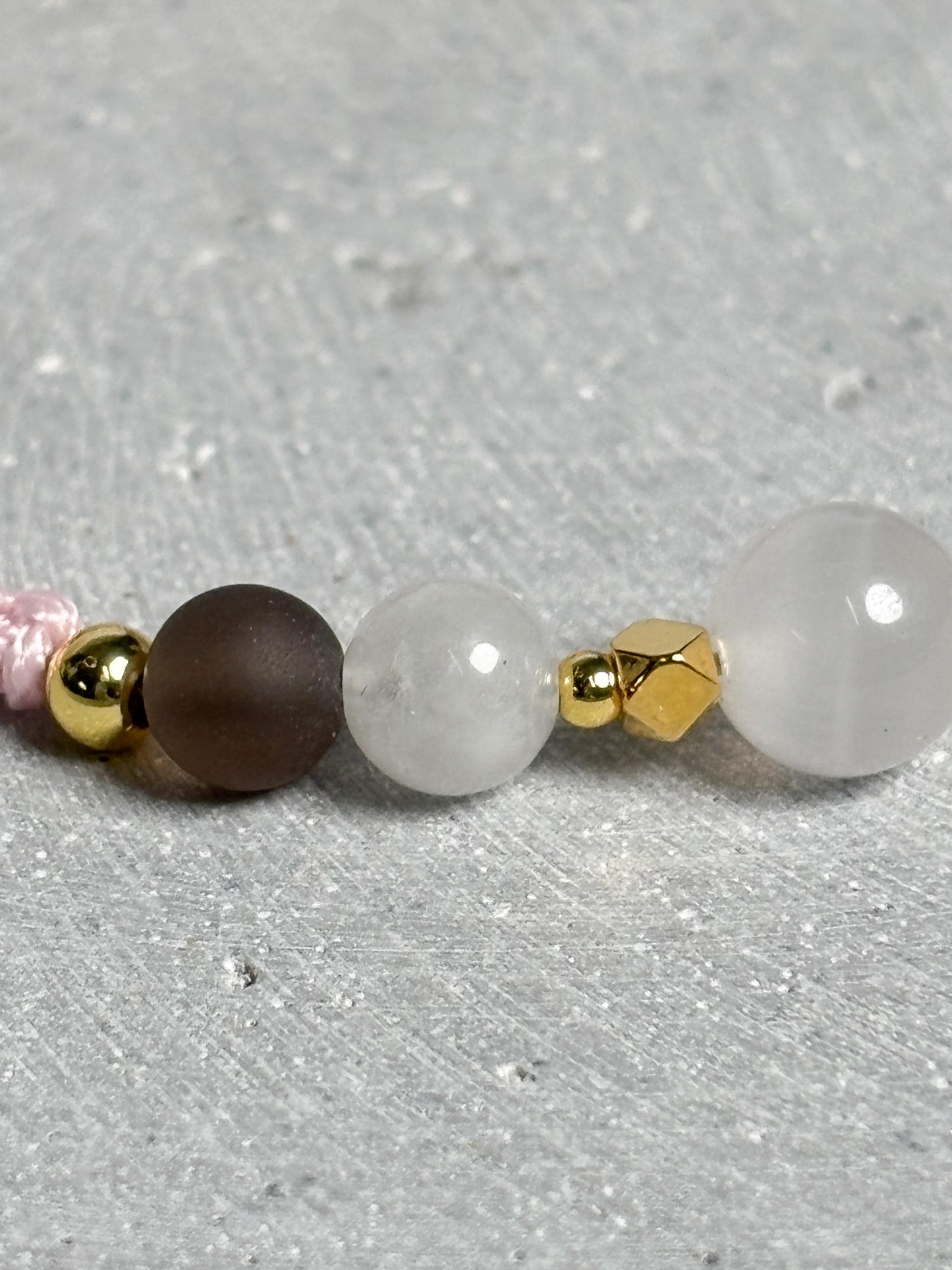 Makrameearmband mit Schiebeverschluss aus Pink Calcit, Mondstein und mattem Rauchquarz, rosa Band