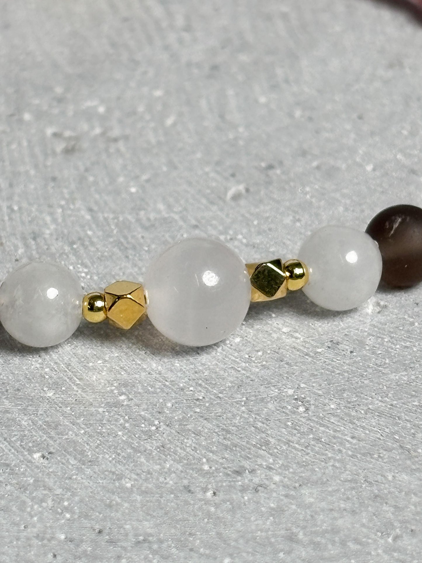 Makrameearmband mit Schiebeverschluss aus Pink Calcit, Mondstein und mattem Rauchquarz, rosa Band