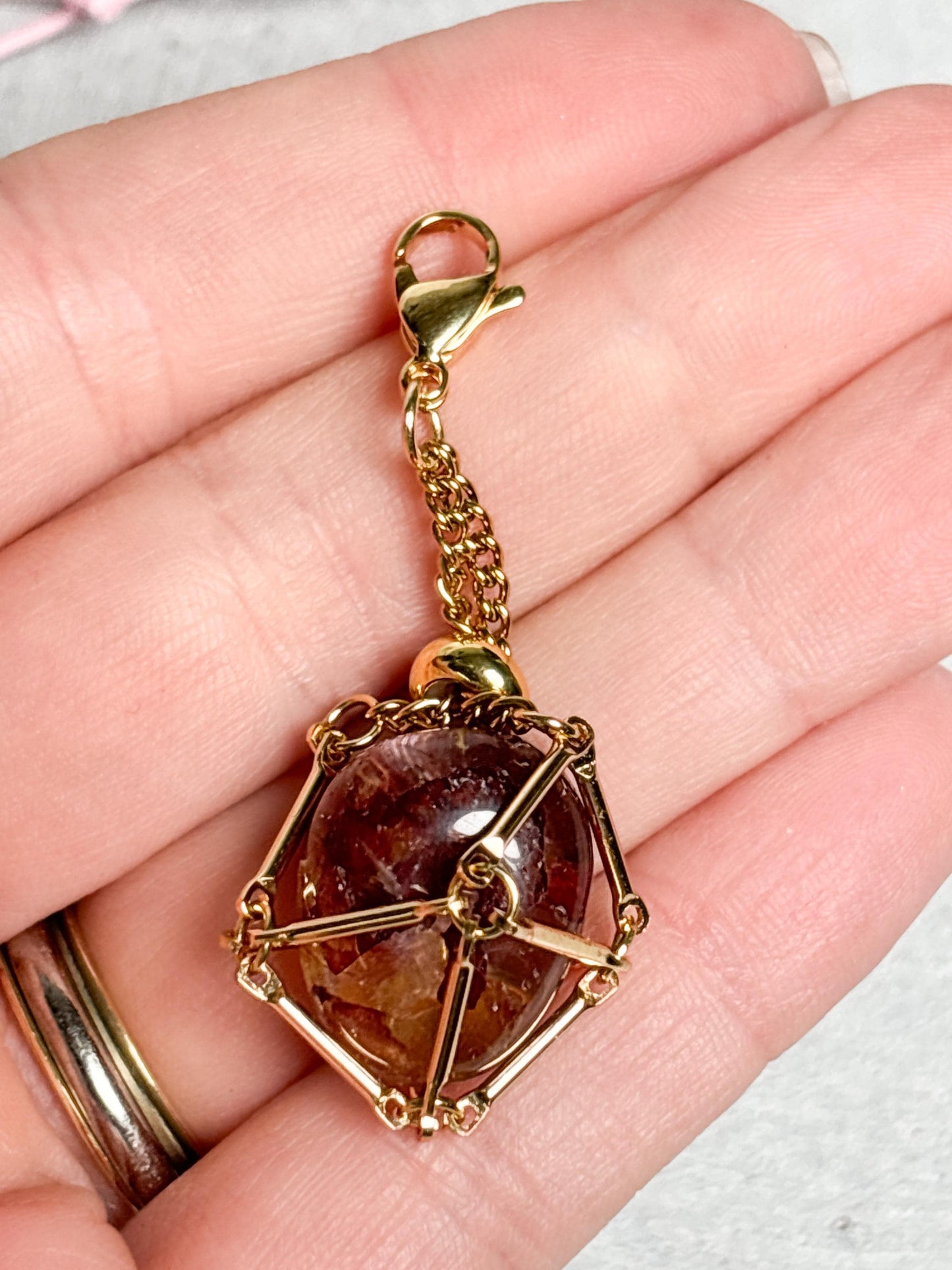 Netzanhänger Gold ca. 2,2 cm  Crystal Cage für kleine Trommelsteine, goldfarbener Kristallhalter, Anhänger für Steine