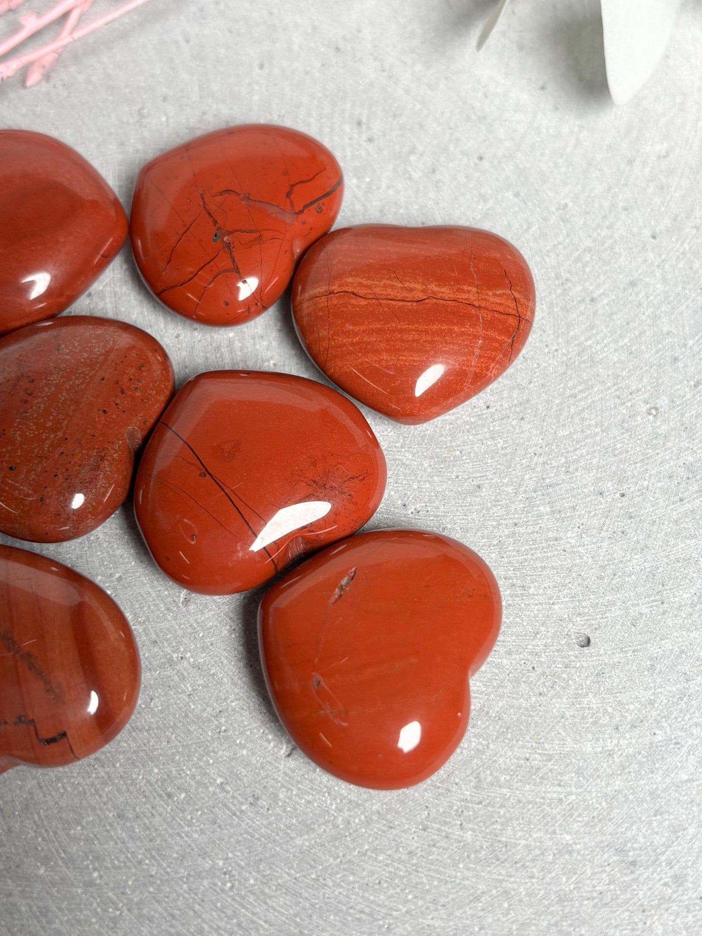 Roter Jaspis Herz Deko poliert  Edelstein Herz rot Naturstein  Größe ca. 2,4 x 2,7 cm  Kristall Deko & Sammlerstück