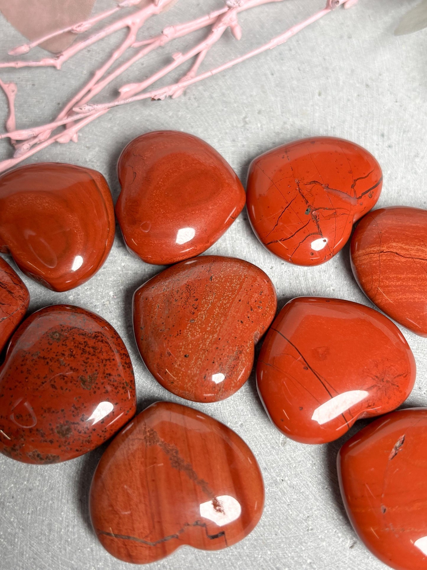 Roter Jaspis Herz Deko poliert  Edelstein Herz rot Naturstein  Größe ca. 2,4 x 2,7 cm  Kristall Deko & Sammlerstück