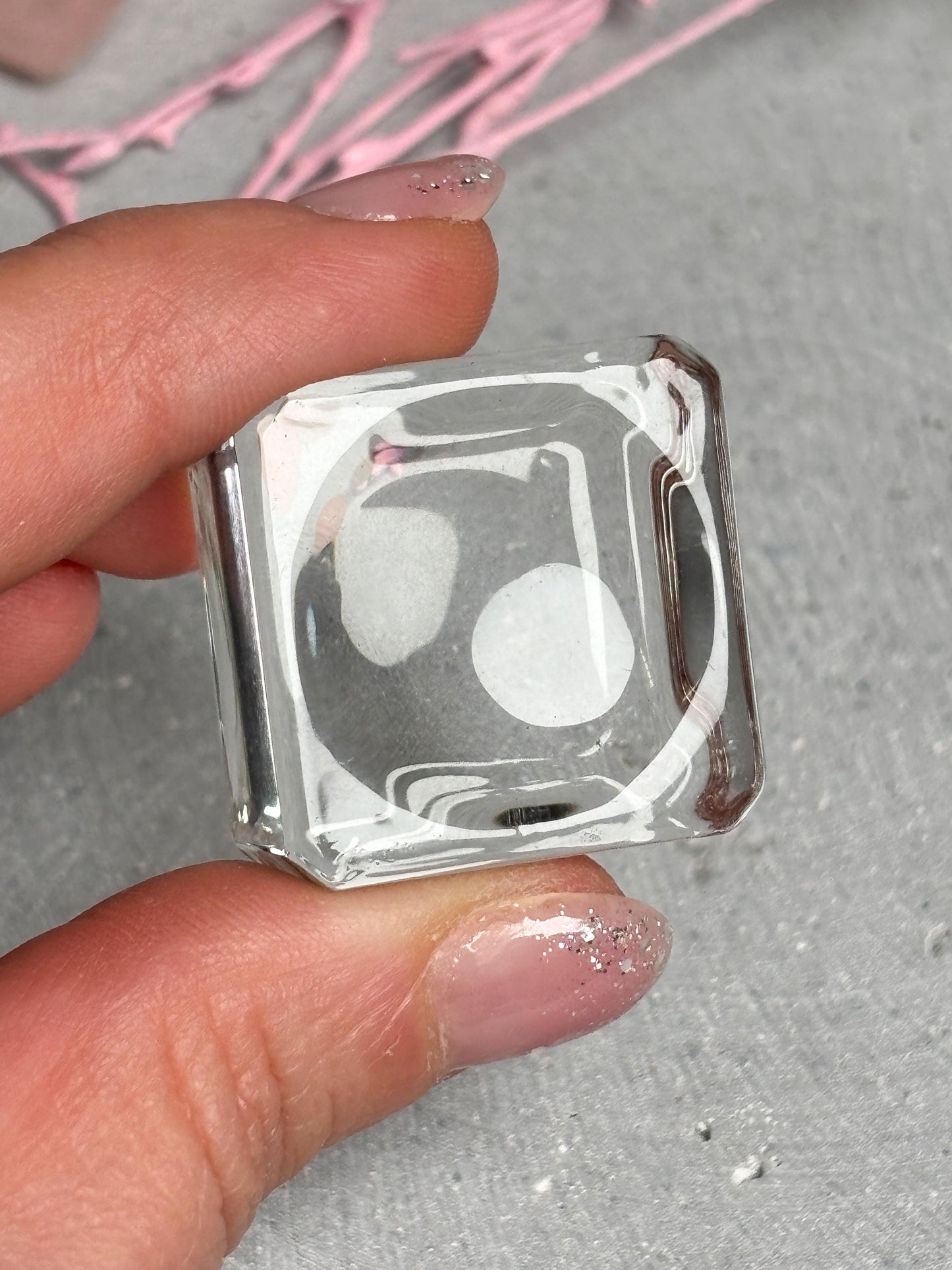 Minimalistischer Acrylglas Kugelhalter transparent  Kugelständer für Kristallkugeln, Mulde 2 cm, 2,5 × 2,5 × 1,3 cm