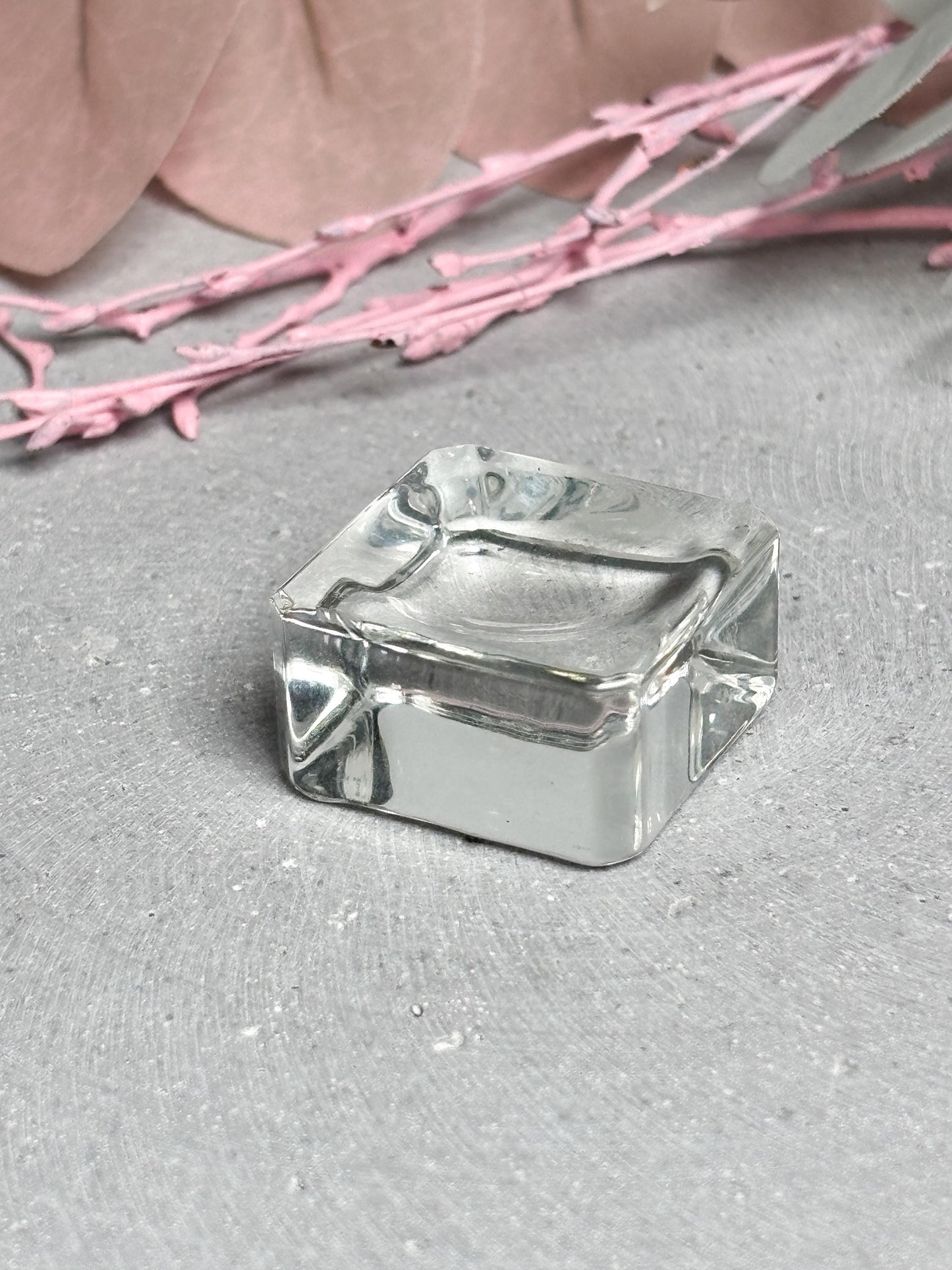 Minimalistischer Acrylglas Kugelhalter transparent  Kugelständer für Kristallkugeln, Mulde 2 cm, 2,5 × 2,5 × 1,3 cm