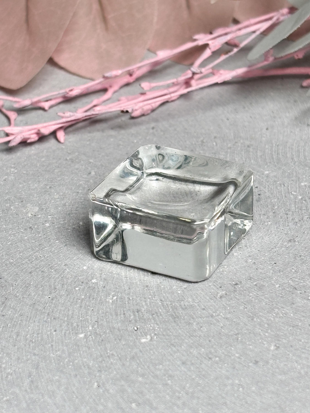 Minimalistischer Acrylglas Kugelhalter transparent  Kugelständer für Kristallkugeln, Mulde 2 cm, 2,5 × 2,5 × 1,3 cm