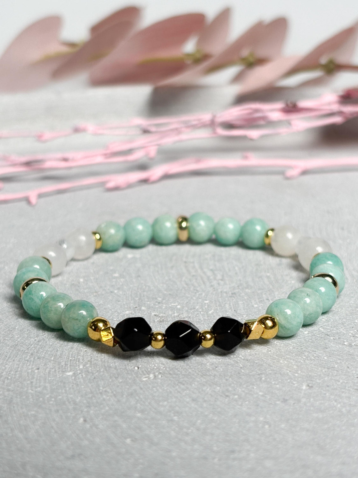 Elastisches Edelsteinarmband aus Amazonit, Mondstein und facettiertem Onyx mit Goldakzenten