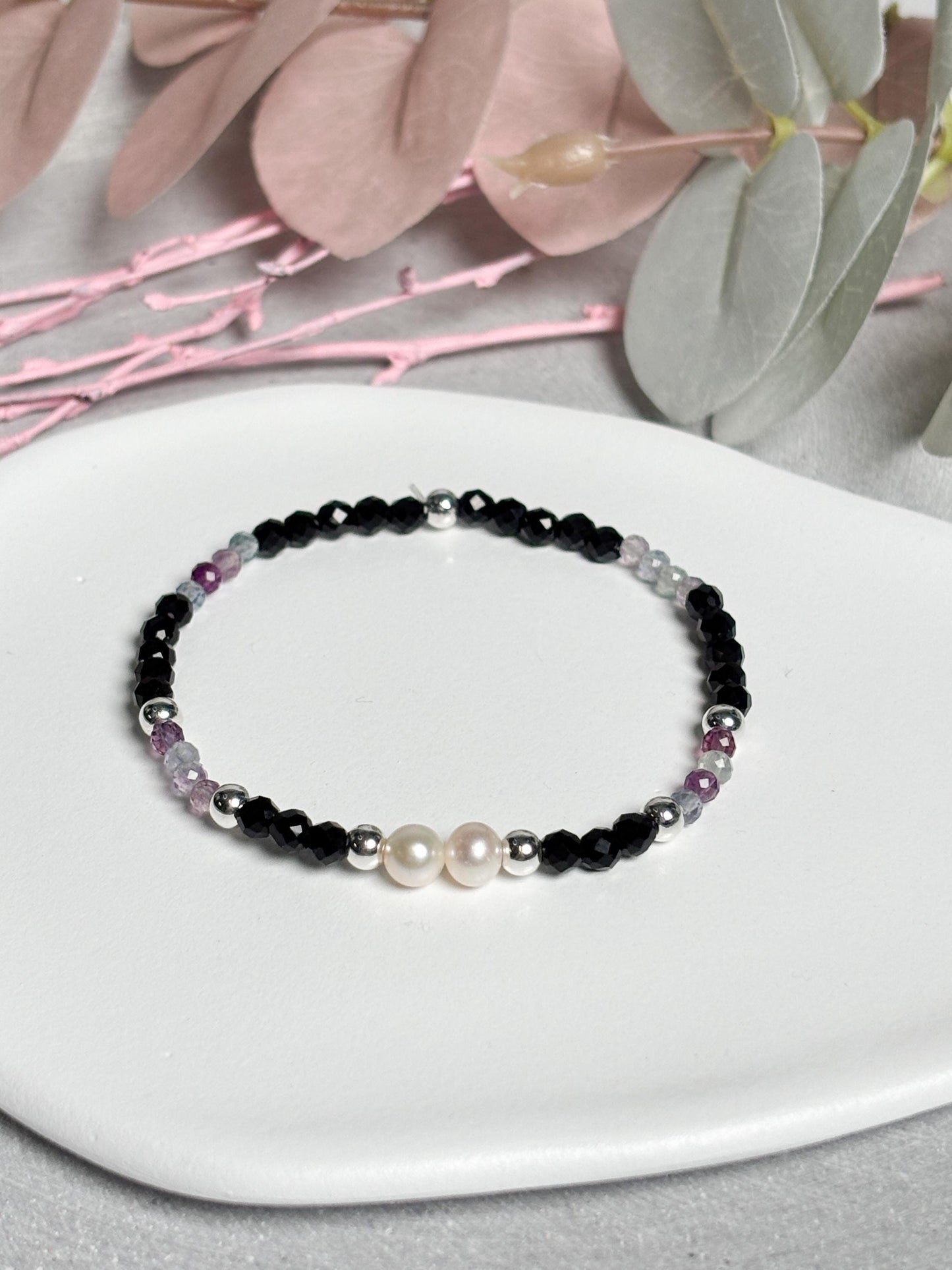 Elastisches Perlenarmband mit Fluorit 3 mm & Turmalin 4 mm facetiert  Süßwasserperlen, silberfarbene Metallelemente