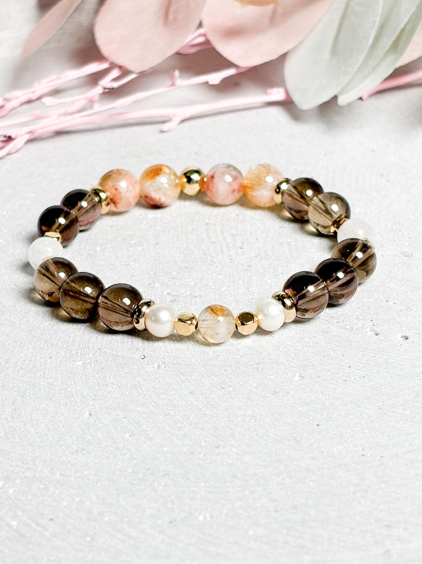 Elastisches Perlenarmband mit Rauchquarz 8 mm, Golden Healer & Mondstein 6 mm, goldene Elemente