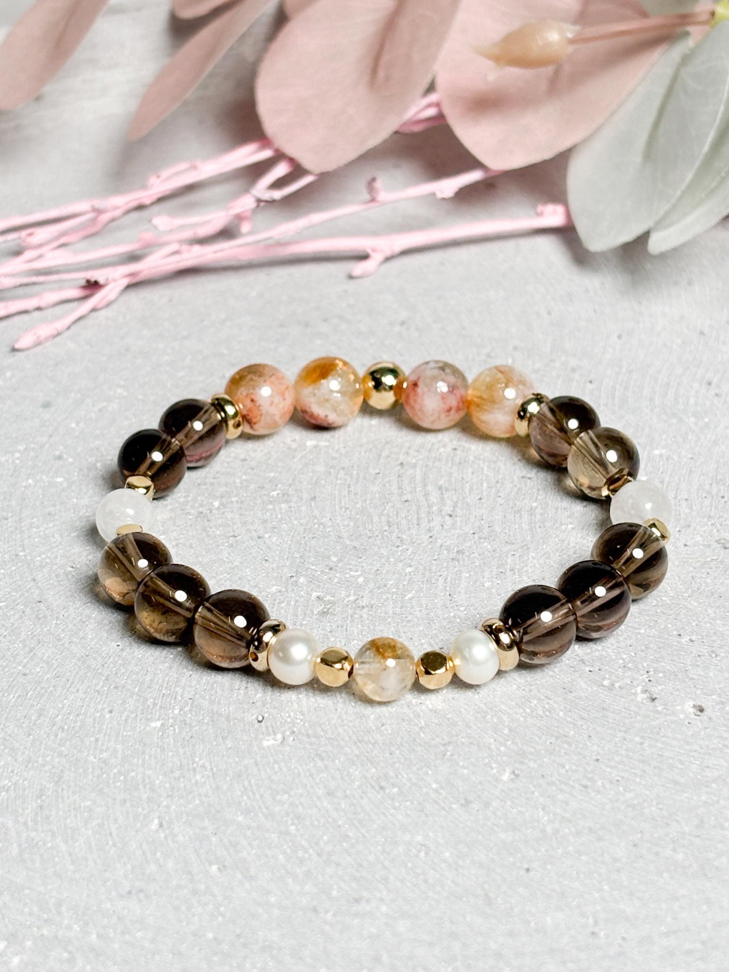 Elastisches Perlenarmband mit Rauchquarz 8 mm, Golden Healer & Mondstein 6 mm, goldene Elemente