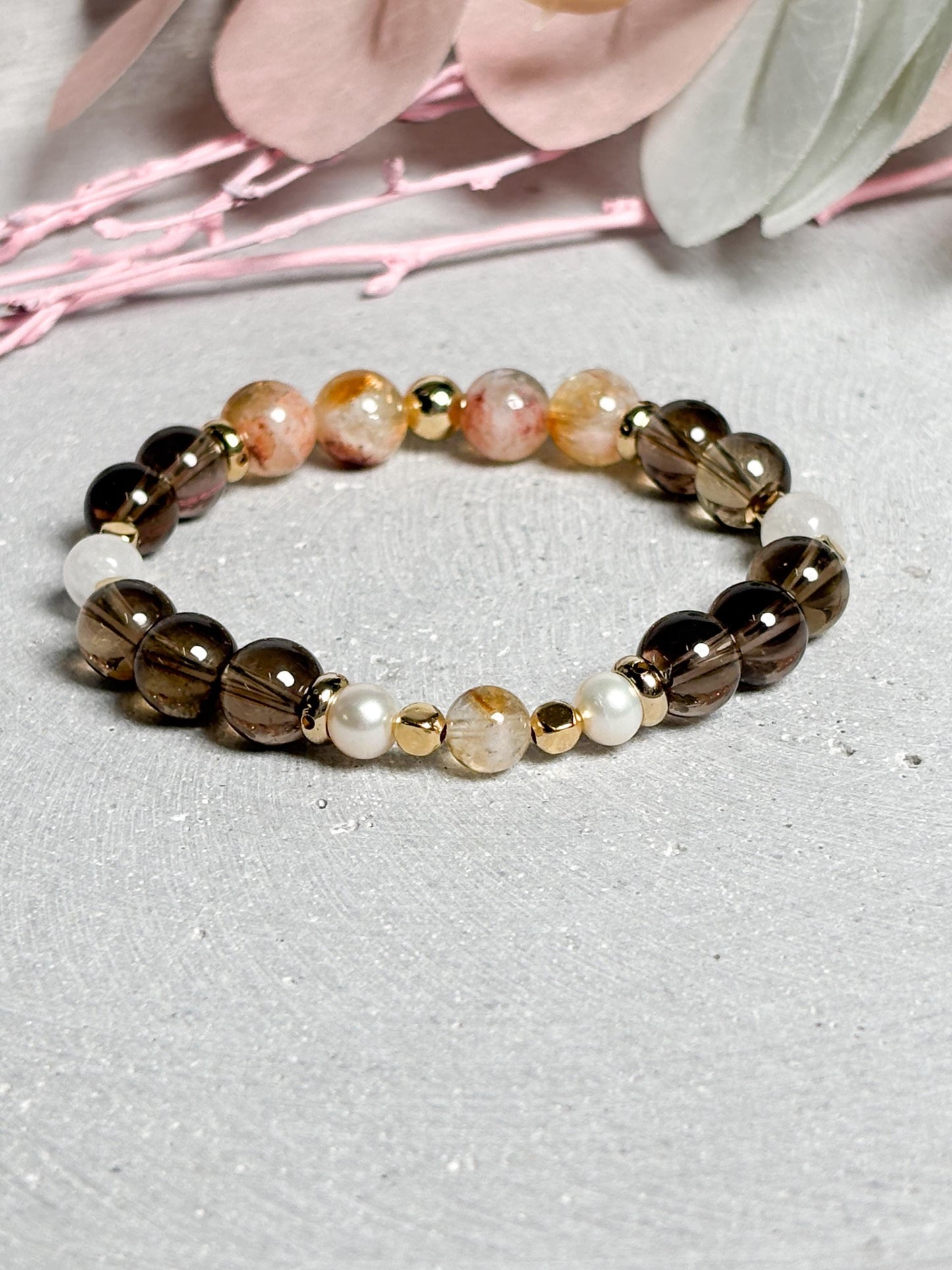 Elastisches Perlenarmband mit Rauchquarz 8 mm, Golden Healer & Mondstein 6 mm, goldene Elemente