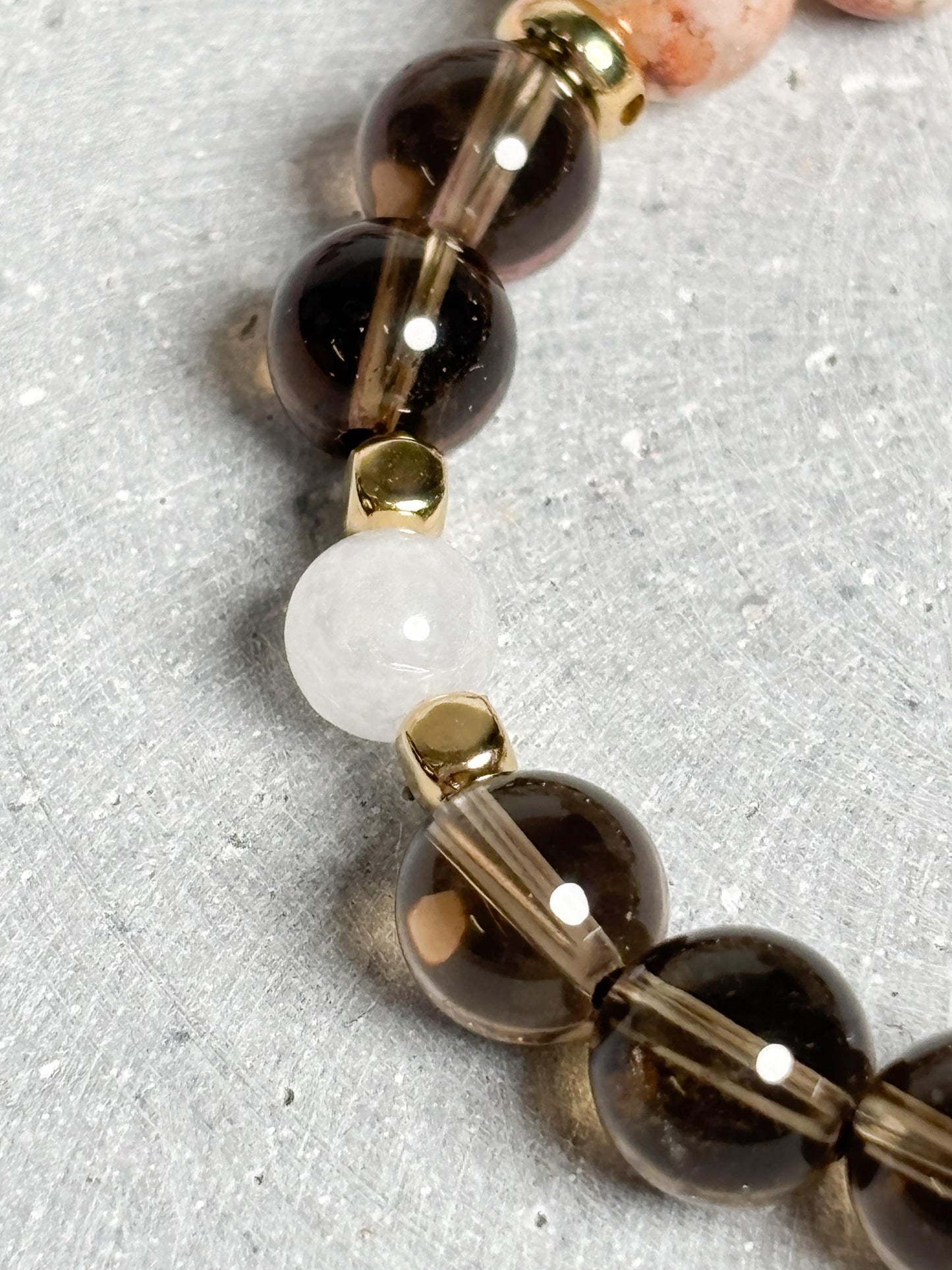 Elastisches Perlenarmband mit Rauchquarz 8 mm, Golden Healer & Mondstein 6 mm, goldene Elemente