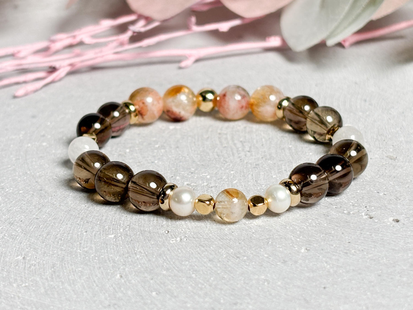 Elastisches Perlenarmband mit Rauchquarz 8 mm, Golden Healer & Mondstein 6 mm, goldene Elemente