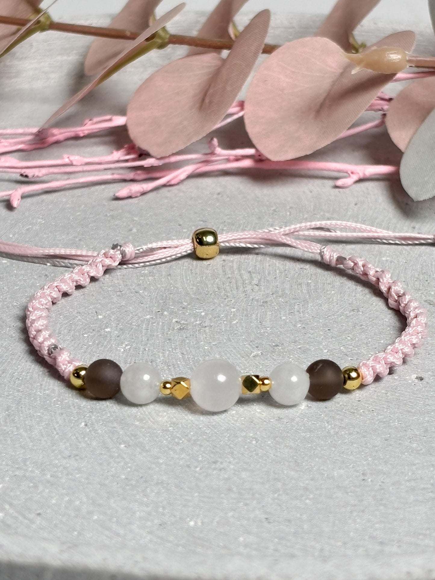 Makrameearmband mit Schiebeverschluss aus Pink Calcit, Mondstein und mattem Rauchquarz, rosa Band