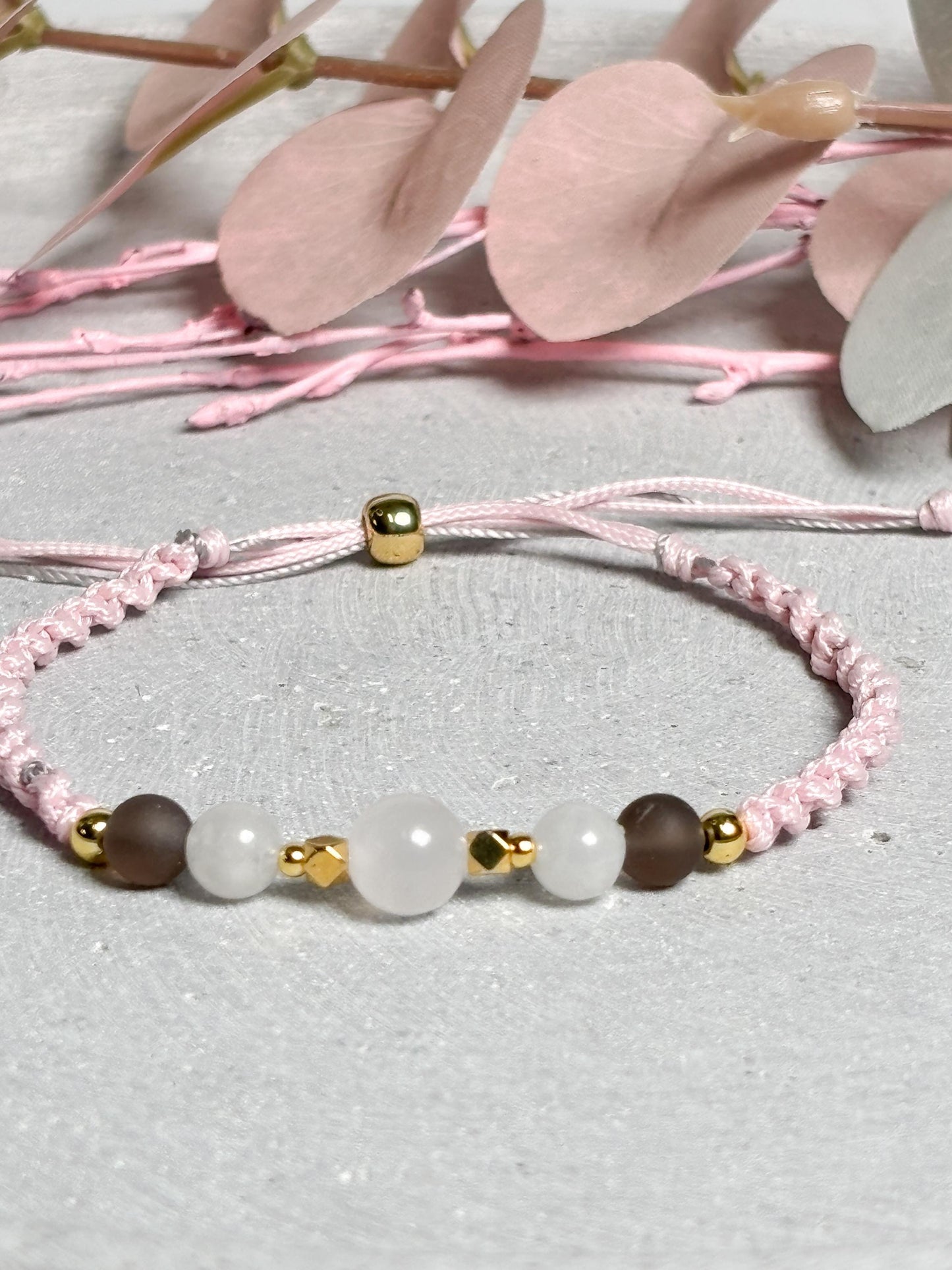Makrameearmband mit Schiebeverschluss aus Pink Calcit, Mondstein und mattem Rauchquarz, rosa Band