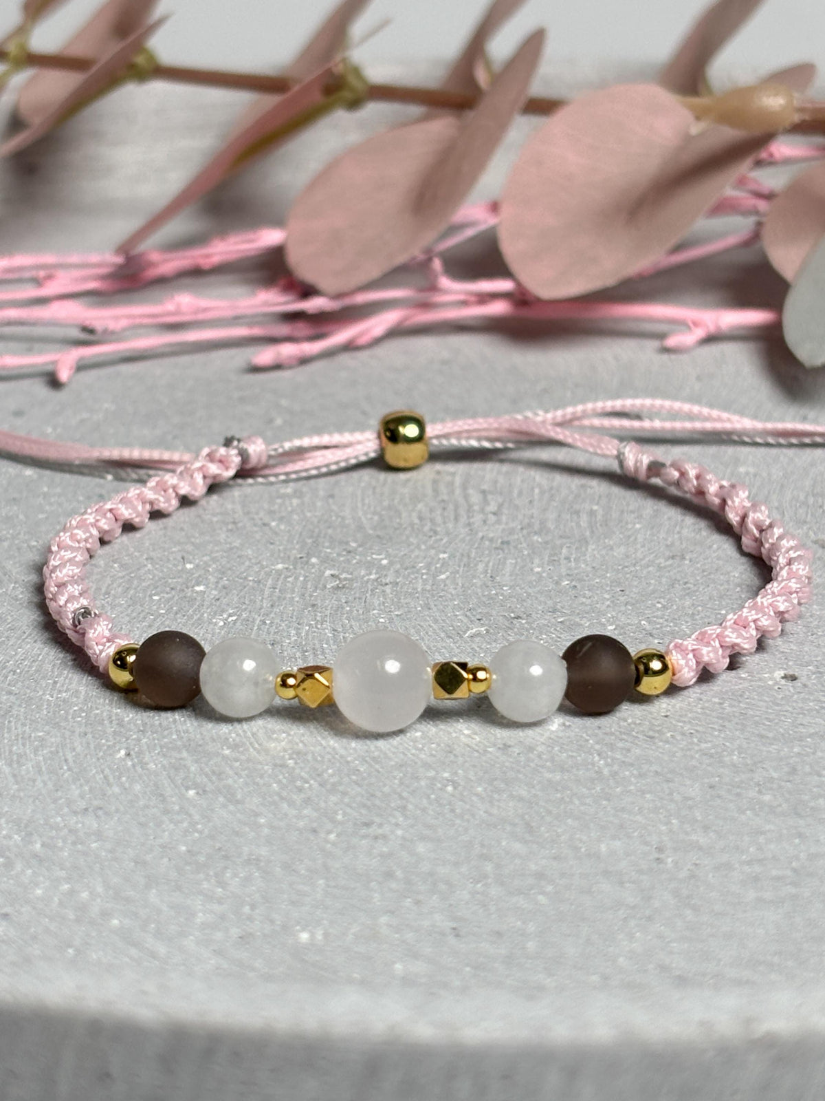 Makrameearmband mit Schiebeverschluss aus Pink Calcit, Mondstein und mattem Rauchquarz, rosa Band