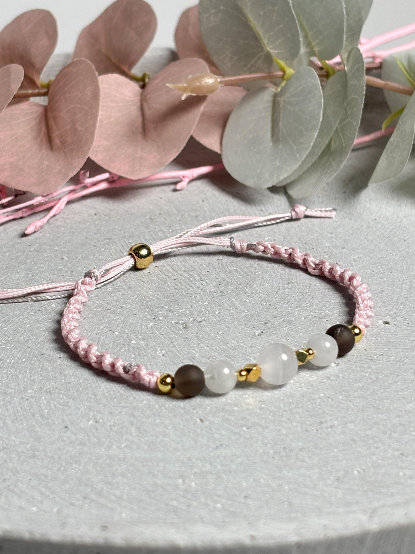 Makrameearmband mit Schiebeverschluss aus Pink Calcit, Mondstein und mattem Rauchquarz, rosa Band