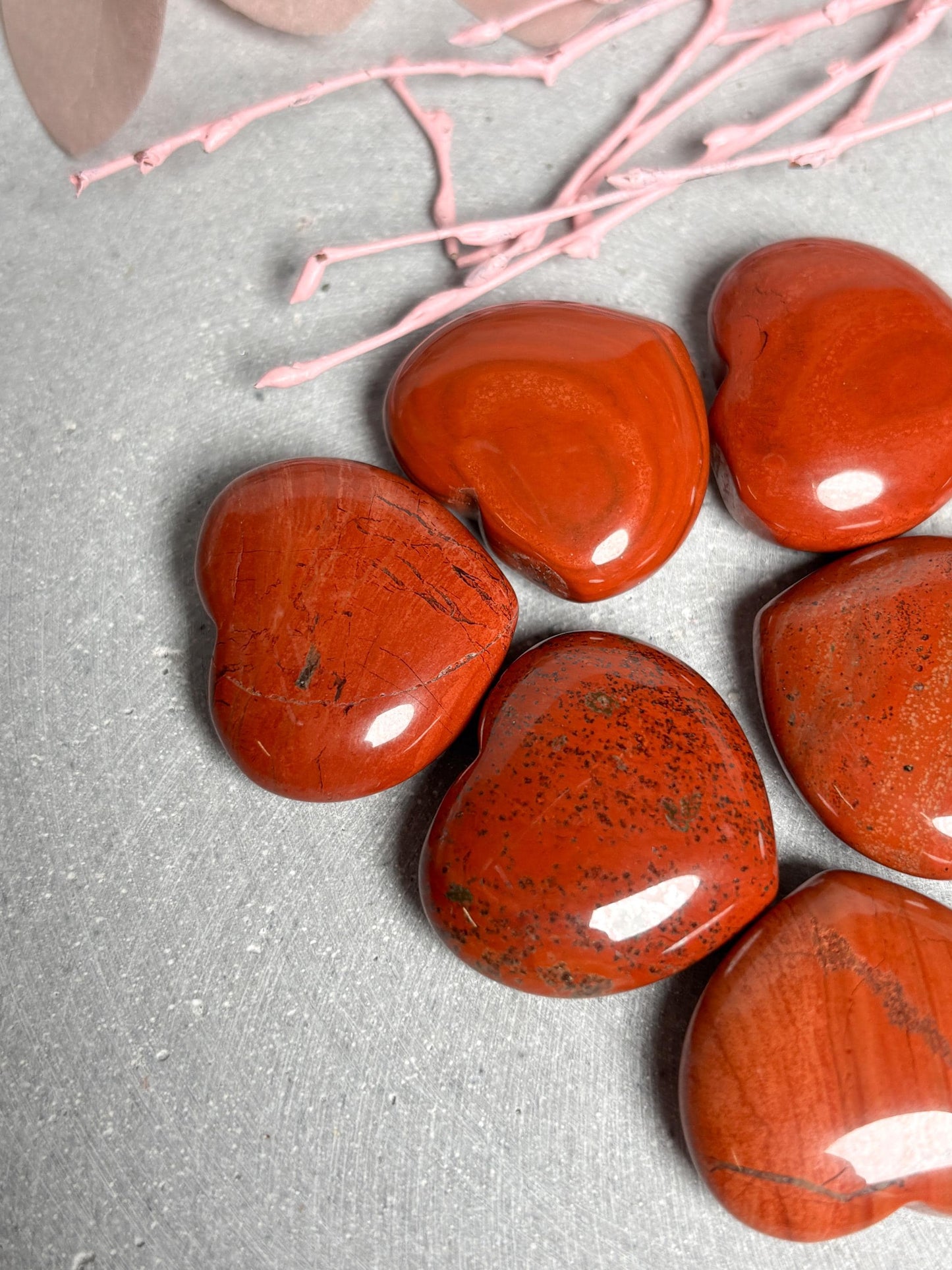 Roter Jaspis Herz Deko poliert  Edelstein Herz rot Naturstein  Größe ca. 2,4 x 2,7 cm  Kristall Deko & Sammlerstück