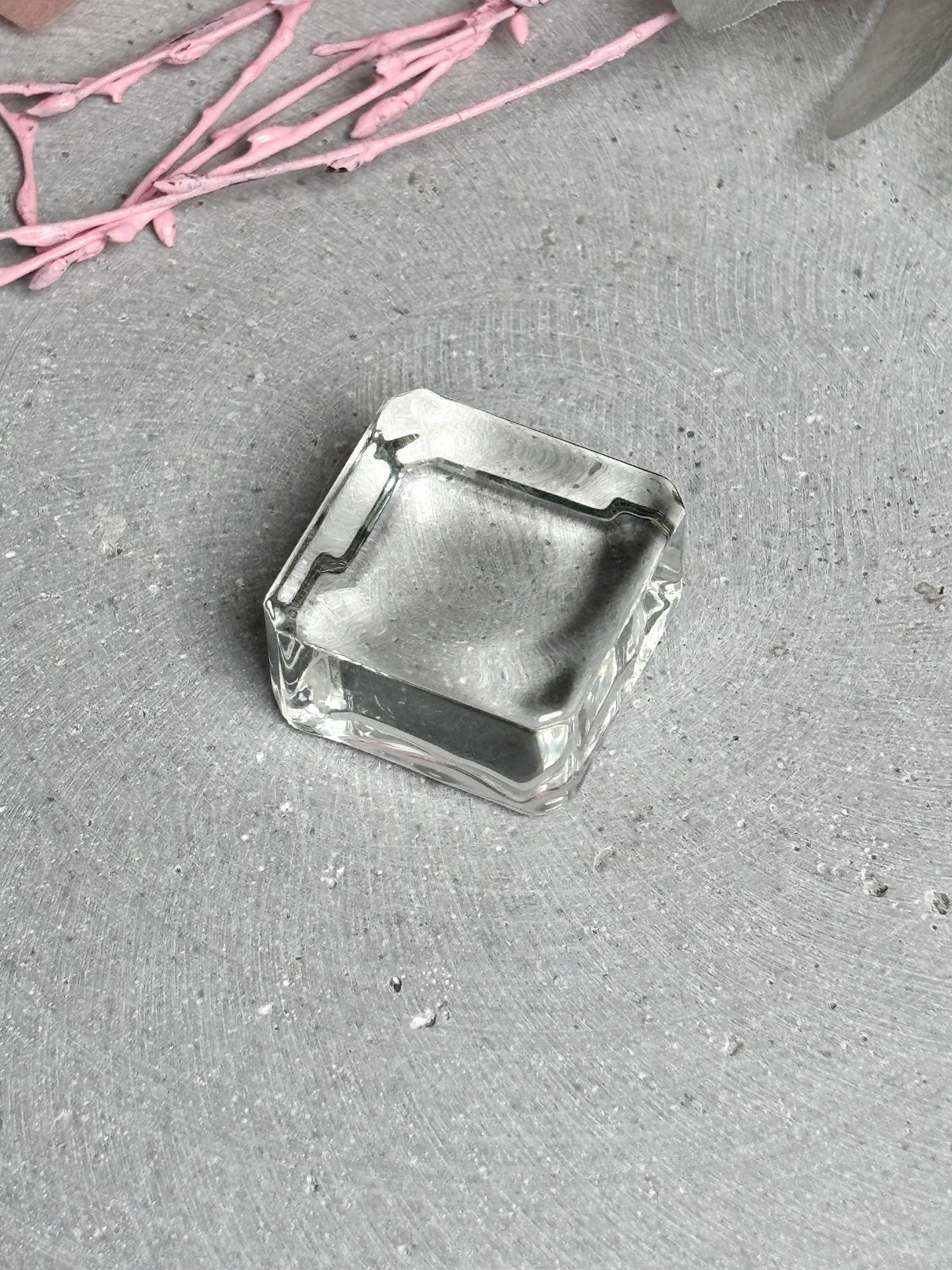 Minimalistischer Acrylglas Kugelhalter transparent  Kugelständer für Kristallkugeln, Mulde 2 cm, 2,5 × 2,5 × 1,3 cm